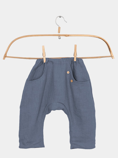Sommerknicker Leinen in der Farbe Blaubeere von petit cochon, ideal für aktive Kinder, aus 100% Leinen, luftig und bequem.