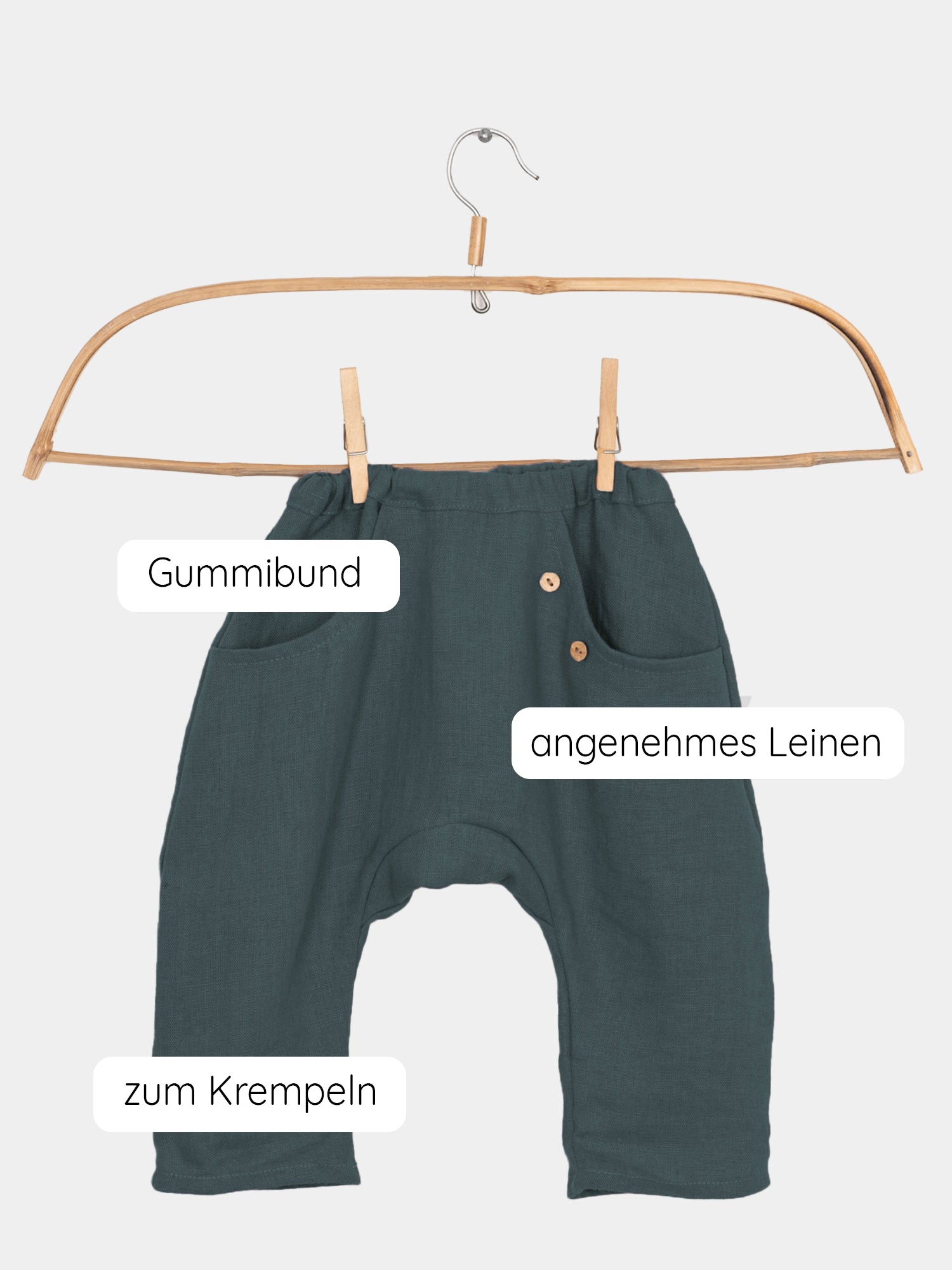 Sommerknicker Leinen - Petrol: Die Nahaufnahme zeigt luftige, handgefertigte Leinenhosen auf einem Swinger, ideal für warme Temperaturen und bequem krempelbar, perfekt für Frühling und Sommer.
