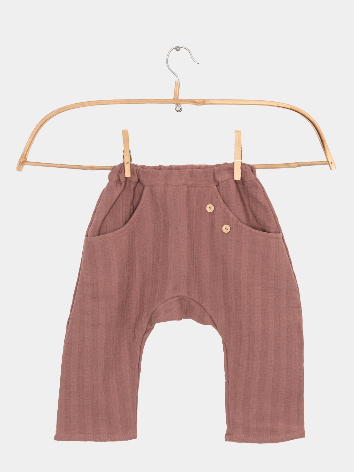 Sommerknicker Bio-Musselin - Zimt, handgefertigt in Berlin, aus luftiger Bio-Baumwolle. Perfekt für den Sommer, mit längeren Beinen zum Hochkrempeln, vielseitig als lange oder 3/4 Hose tragbar.