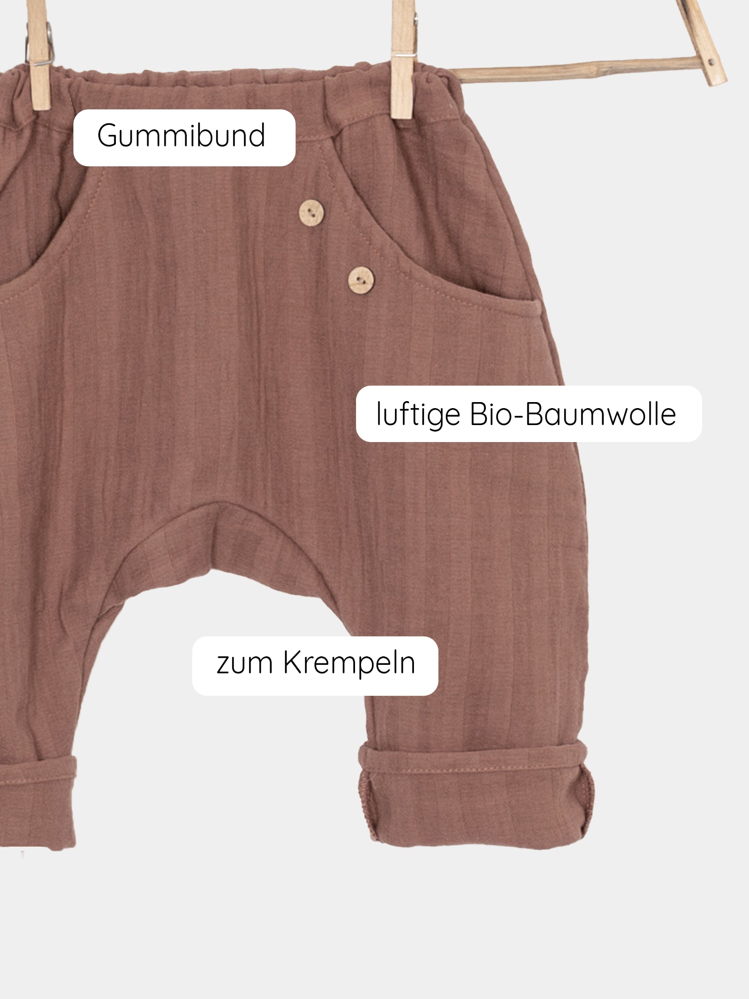 Sommerknicker Bio-Musselin - Zimt: Handgefertigte, luftige Sommerhose aus Bio-Baumwolle, ideal zum Krempeln bei hohen Temperaturen. Perfekt als lange oder 3/4 Hose, hergestellt in Berlin.