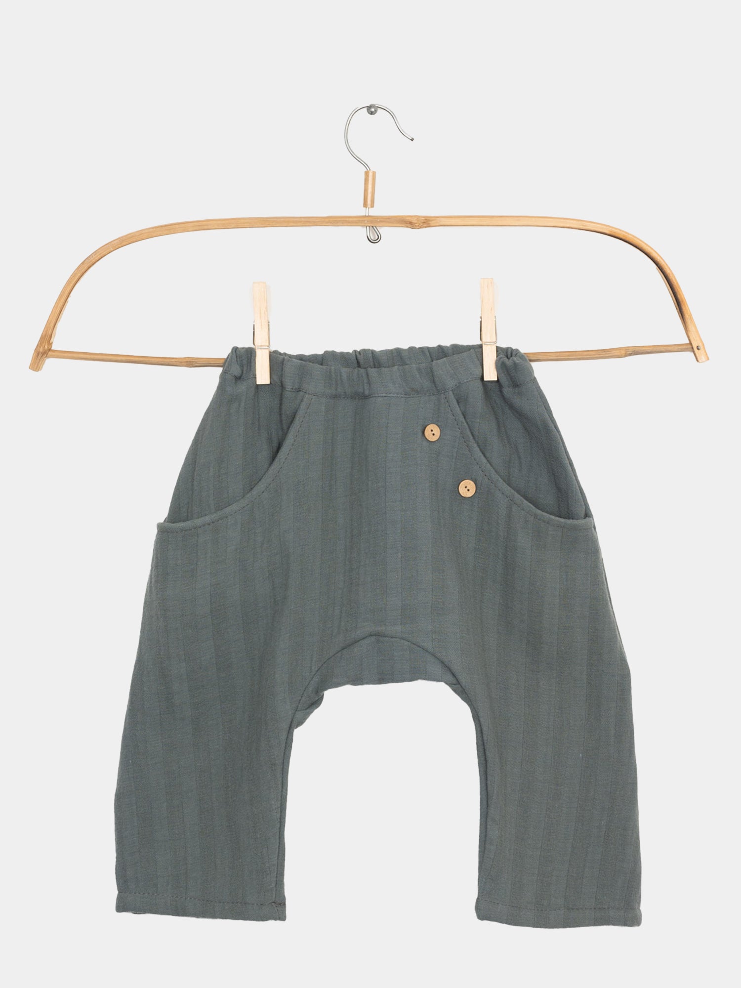 Sommerknicker Bio-Musselin - Taube auf einem Bügel, zeigt luftige Bio-Baumwolle-Hose, ideal für Sommer, handgefertigt in Berlin, leicht hochkrempelbar.