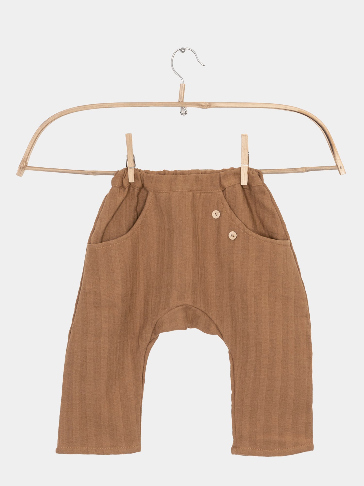 Sommerknicker Bio-Musselin - Sahara, handgefertigte luftige Hose aus Bio-Baumwolle. Perfekt für heiße Tage, mit umkrempelbarem Design, das als lange oder 3/4-Hose getragen werden kann.