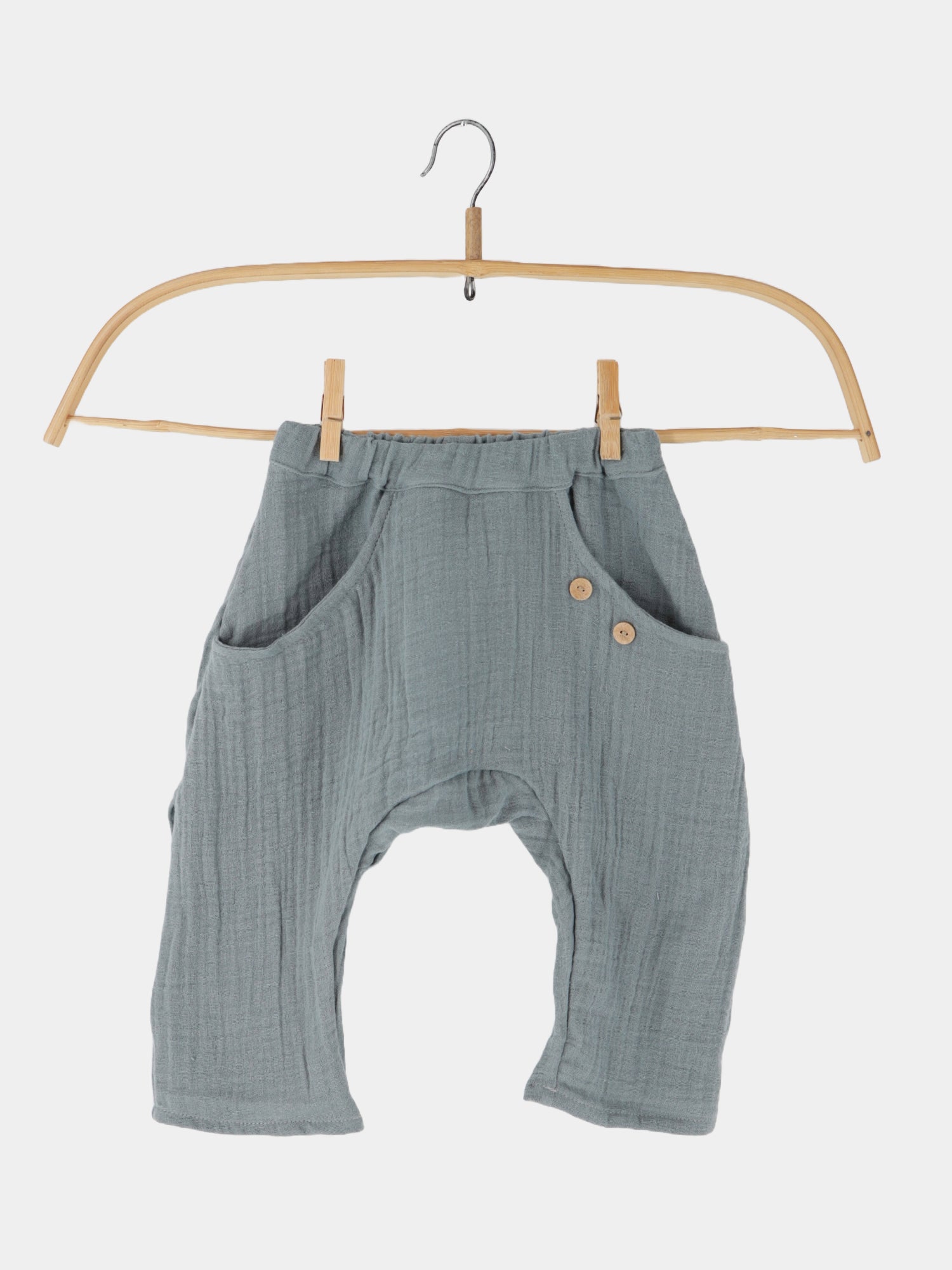 Sommerknicker Musselin - Eisblau, eine luftige, handgefertigte Baumwollhose aus Berlin, ideal für Sommer. Länge variabel durch Hochkrempeln, angenehm bei hohen Temperaturen zu tragen.