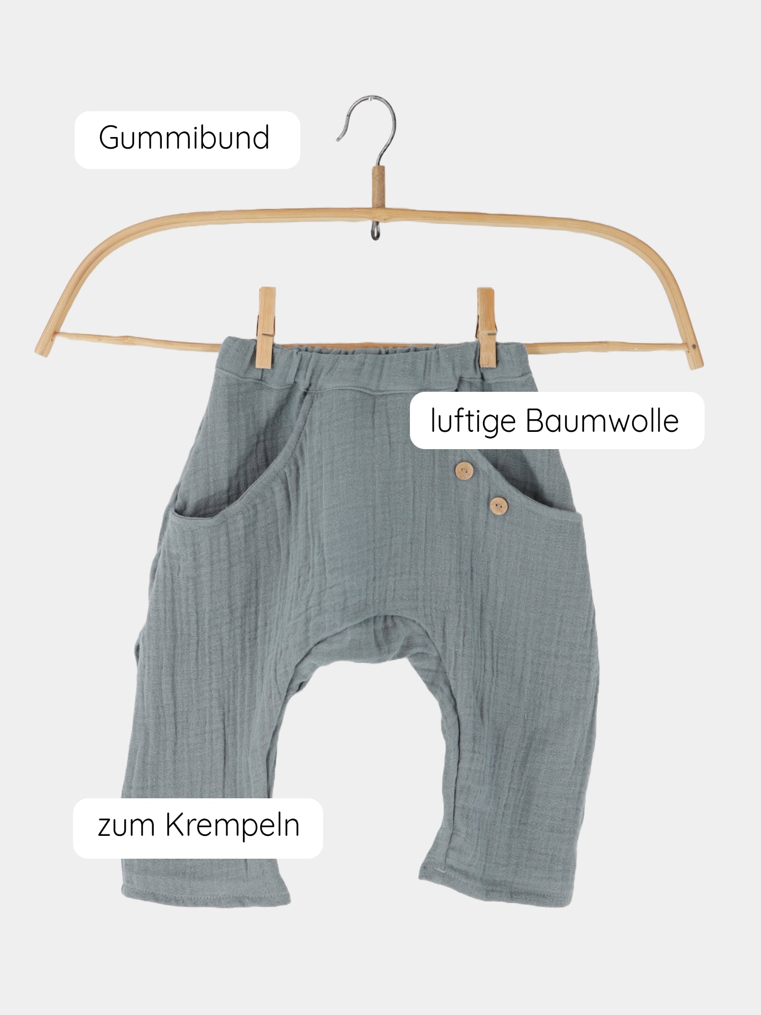 Sommerknicker Musselin - Eisblau, eine luftige, handgefertigte Hose aus Baumwolle, ideal für heiße Tage. Sie ist lang, kann aber hochgekrempelt werden, um als 3/4-Hose getragen zu werden.