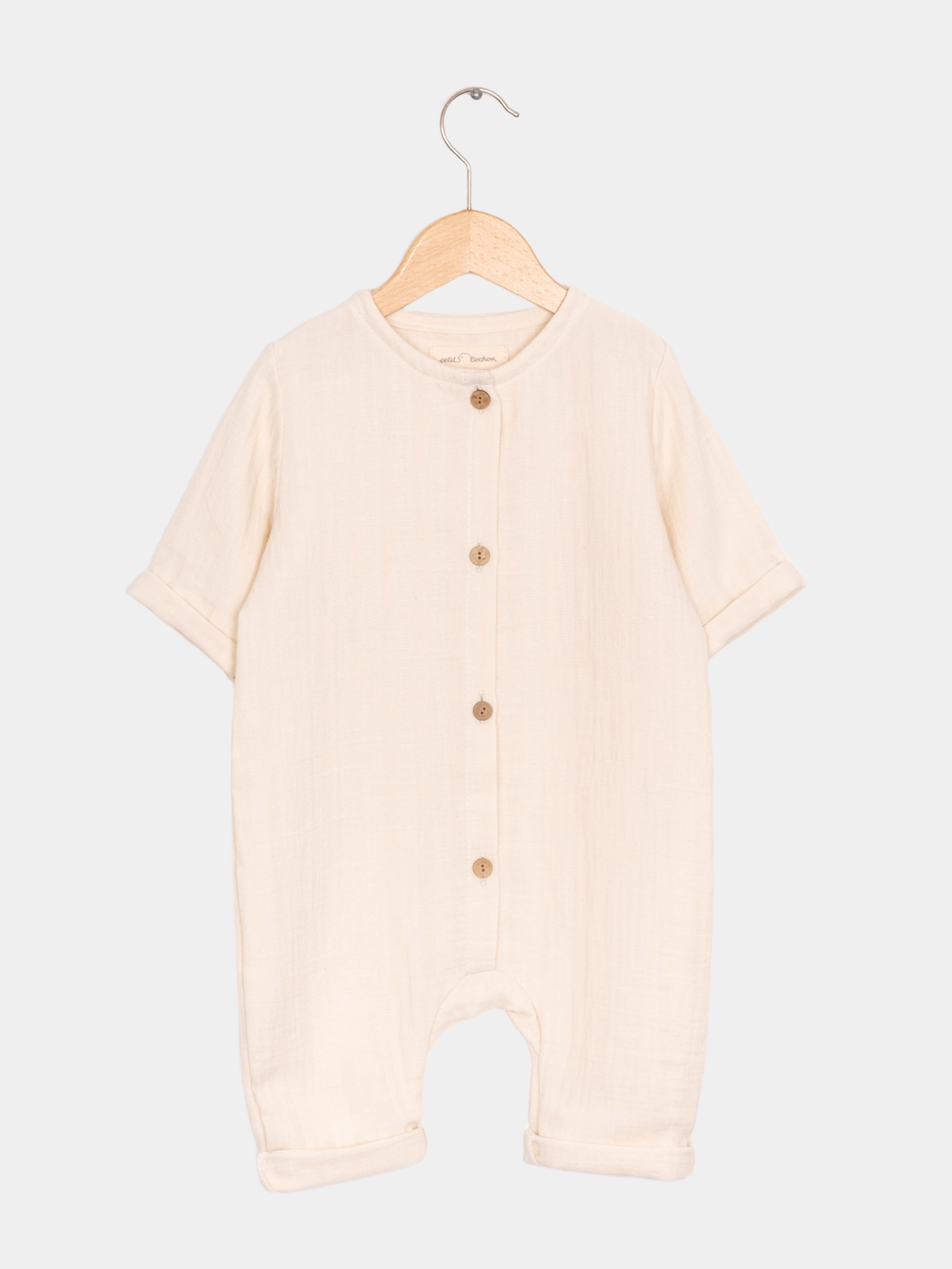 Mini Overall Bio-Musselin - Natur auf einem Holzbügel, langärmlig, ideal für Sommer, anpassbar durch krempelbare Ärmel und Beine. Erstausstattung Baby