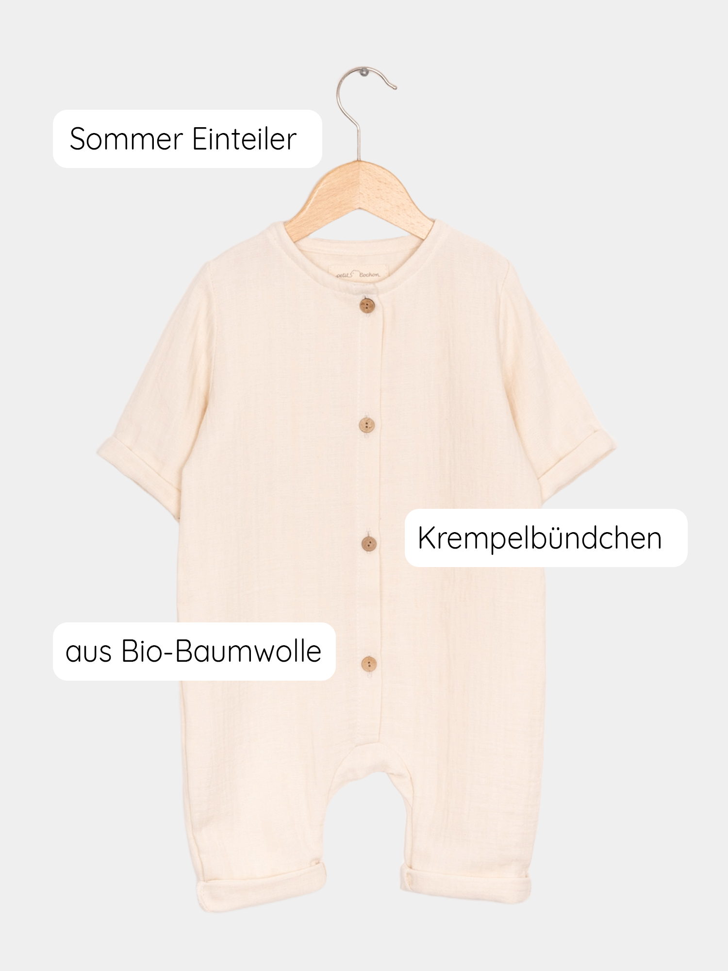 Mini Overall Bio-Musselin - Natur auf einem Holzbügel, zeigt langen Ärmel, ideal für Sommer und Winter, flexibel anpassbar für Kinderwachstum. Strampler und Erstausstattung Baby