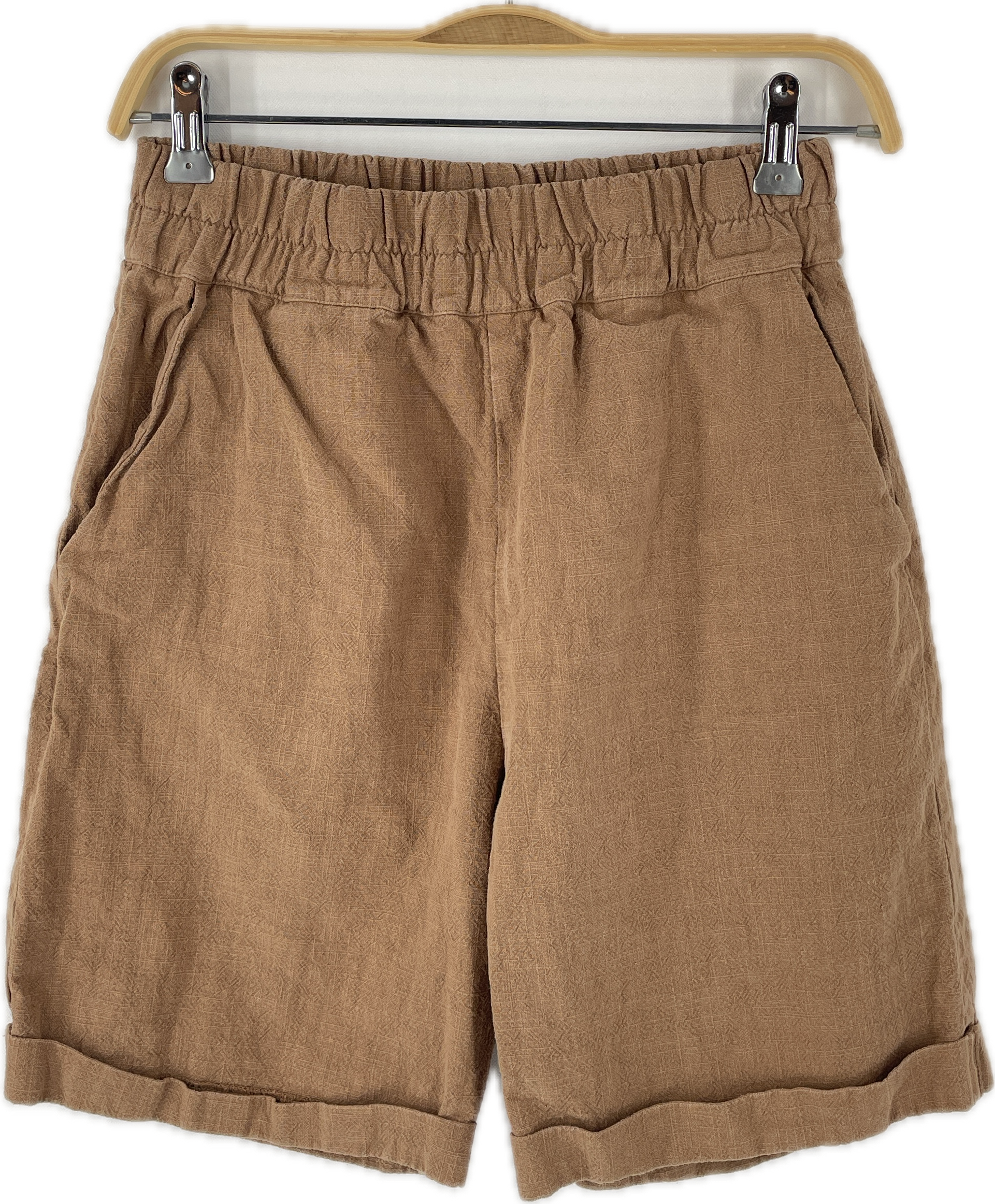 Damen Shorts Leinen Weizen Gr. S zeigen knielange, hellbraune Shorts mit elastischem Bund, Seitentaschen und kleinem Saumumschlag. Zustand: gut, mit kleinem Fleck hinten.