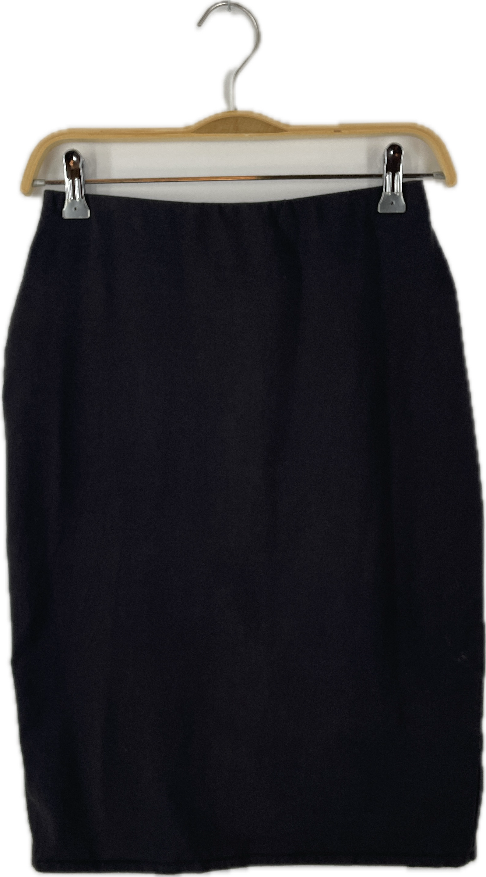 Damen Bleistiftrock Jersey Ruß Gr. S, gut erhalten, mit einem vorderen Fleck und einem hinteren Schlitz, hängt an einem Holzbügel mit Metallklammern.