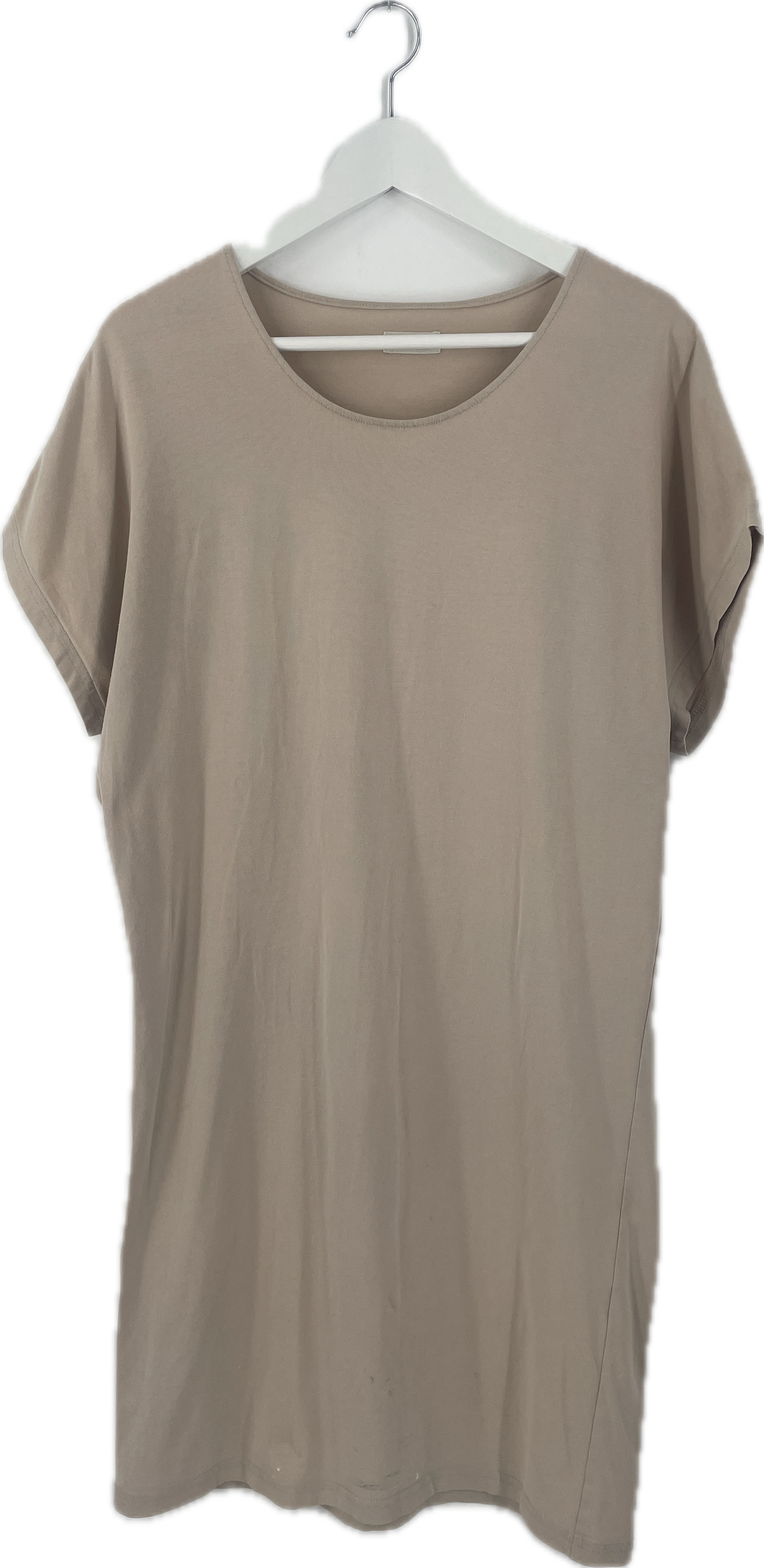 Damen Kleid Jersey Sand Gr. S, ein kurzärmeliges, einfaches Kleidungsstück mit Rundhalsausschnitt, zeigt leichte Verformung an der Naht und einige Flecken, aufgehängt an einem weißen Kleiderbügel.