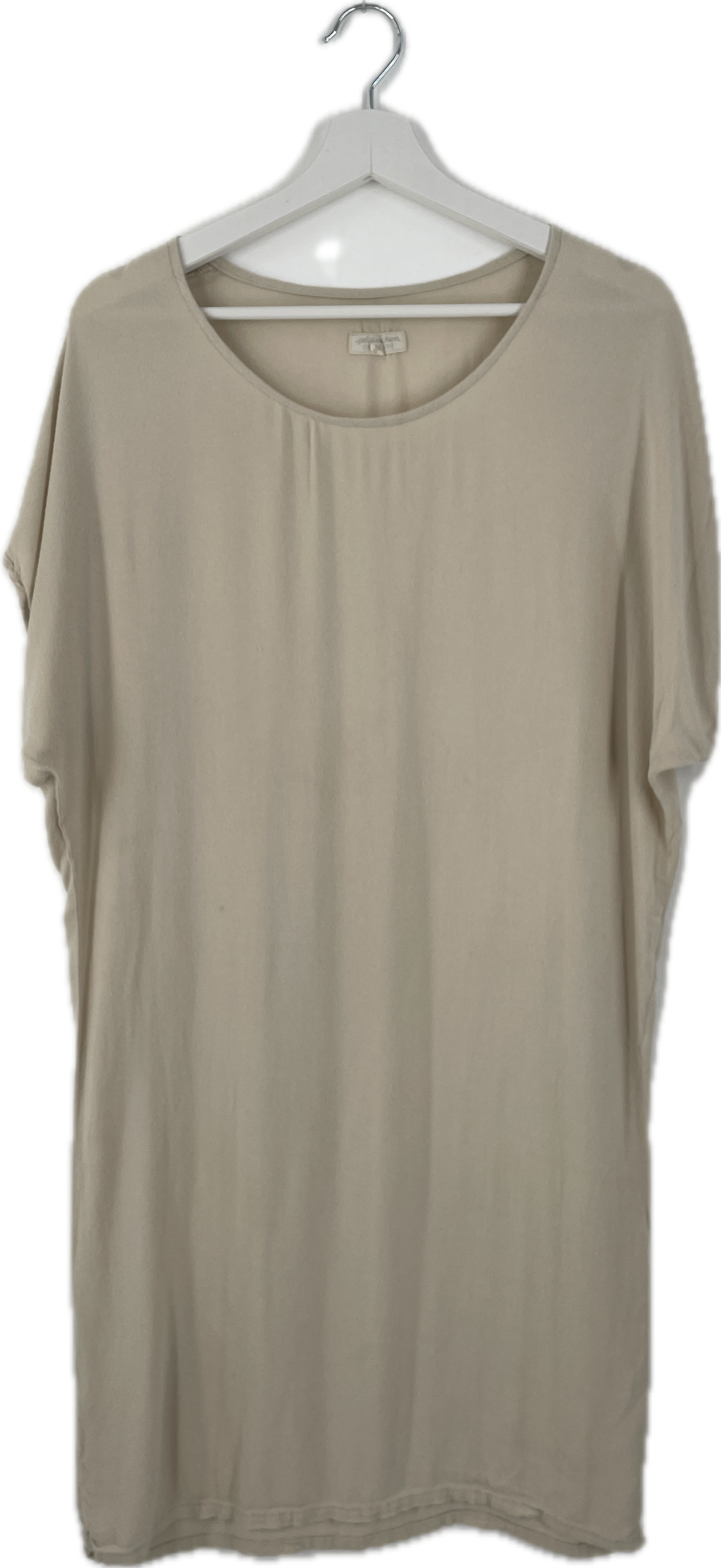Damen Kleid Crepe Sand Gr. S: Locker sitzendes, kurzärmeliges Tunika- oder T-Shirt-Kleid mit kleinem Fleck vorne, hängt an einem weißen Kunststoffbügel. Zustand: sehr gut.