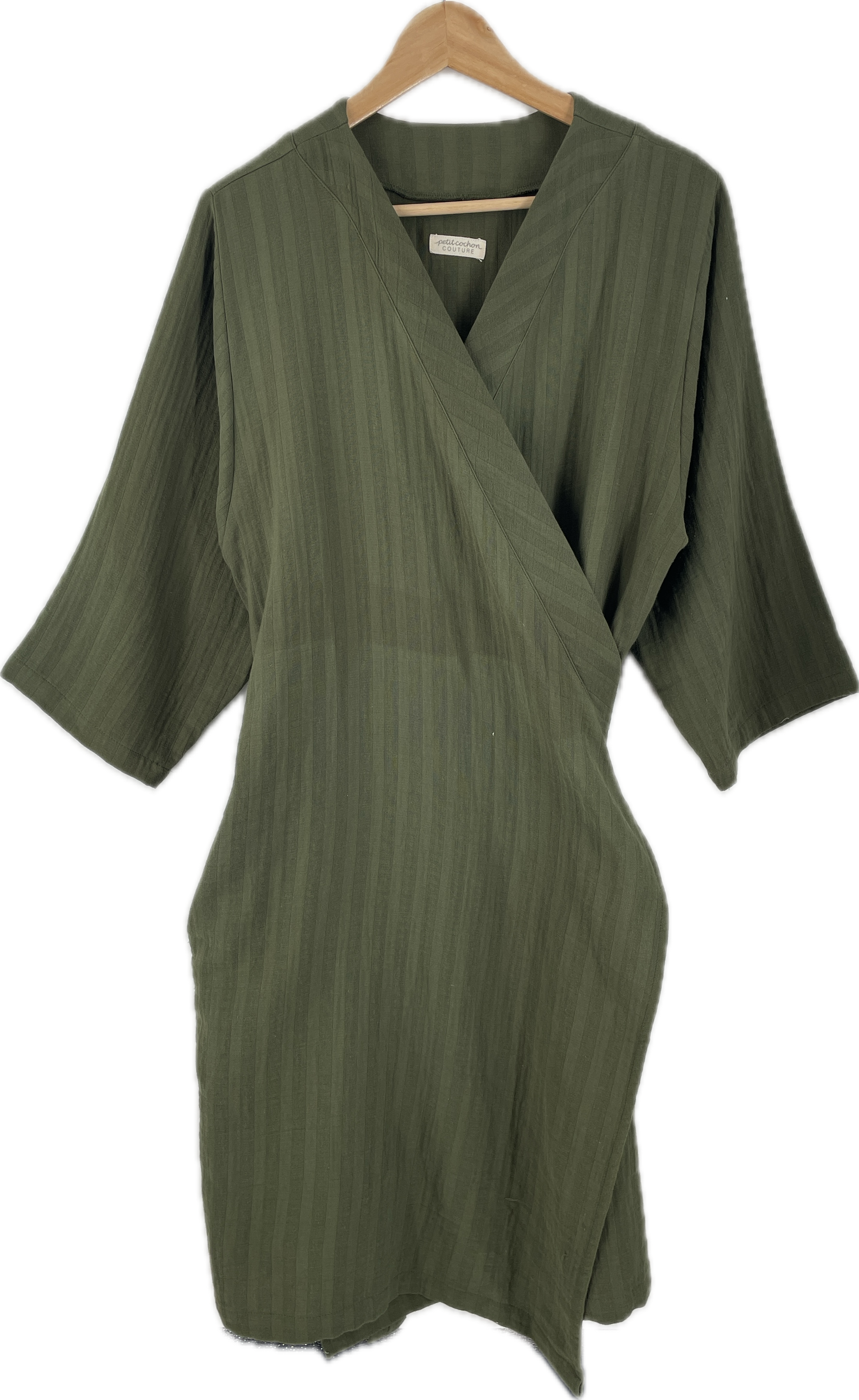 Damen Wickelkleid Musselin Avocao Gr. S in olivgrünem, dezent gestreiftem Stoff mit V-Ausschnitt, dreiviertellangen Ärmeln, asymmetrischem Saum und praktischen Taschen, leicht verfärbt vorne, auf Holzkleiderbügel.