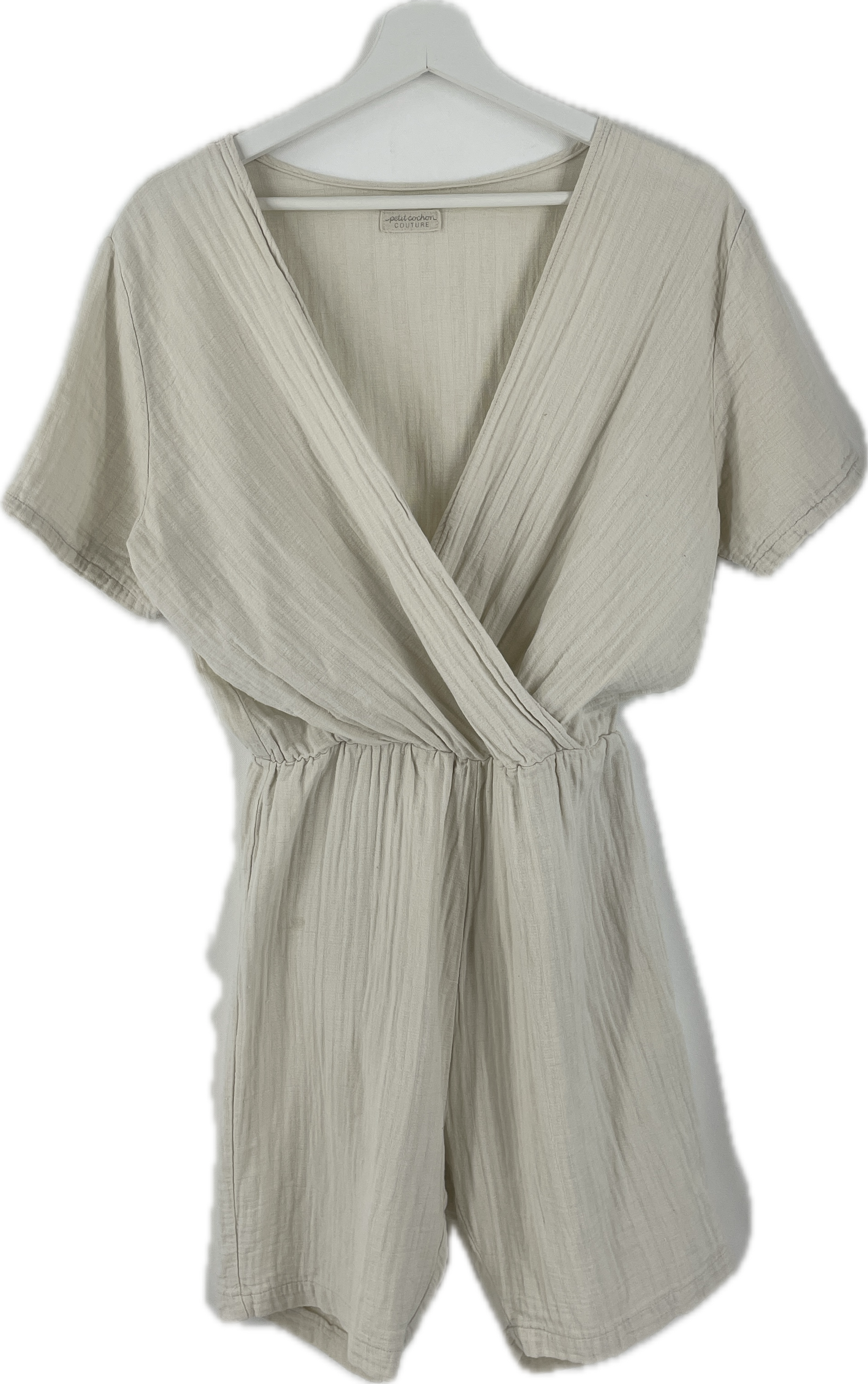 Damen Jumpsuit Musselin Natur Gr. S: Einteiler mit kurzen Ärmeln, V-Ausschnitt, elastischem Taillenbund und Shorts. Leichtes Musselin-Material, Label „petit cochon couture“, kleiner Fleck vorne, Seitentaschen.