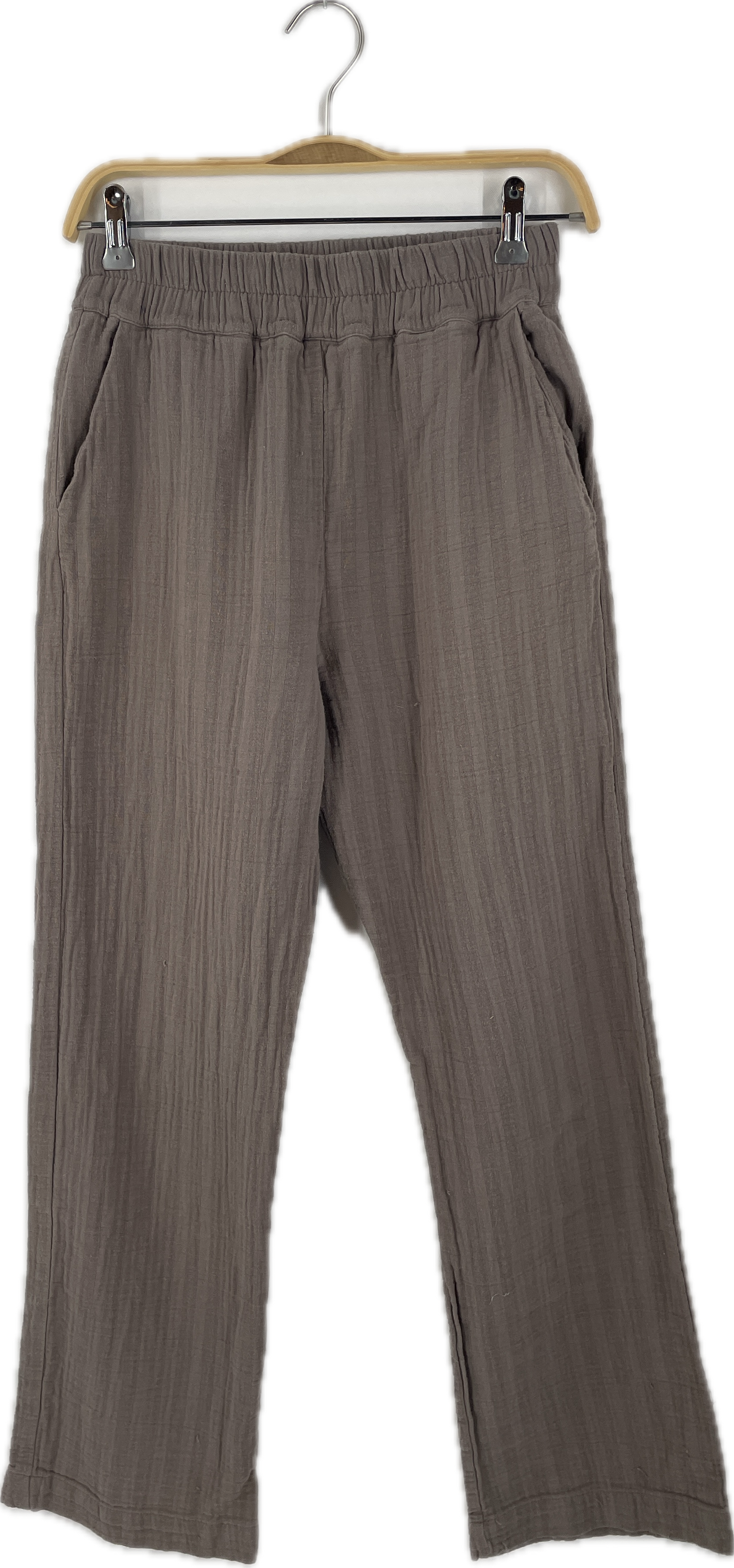 Palazzo Hose Musselin Praline Gr. S mit lockerem Schnitt und geradem Bein. Elastischer Bund, Seitentaschen und leicht strukturierter Stoff. Zustand sehr gut mit leichtem Pilling, präsentiert auf einem Holzkleiderbügel.
