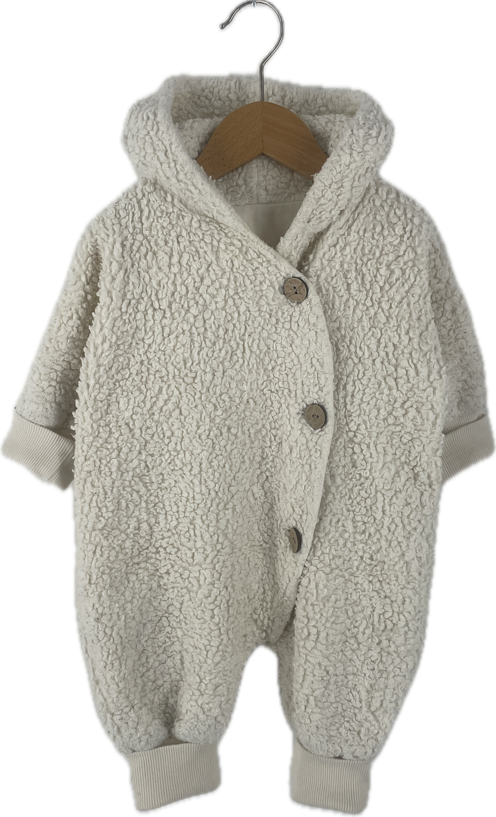 Kuschelanzug Teddy Natur Gr. 3M: Ein cremefarbener Baby-Einteiler aus Teddyfleece mit Kapuze. Er hat lange Ärmel, Beine mit gerippten Bündchen und schließt vorne mit drei Holzknöpfen. Leichte Flecken sichtbar.