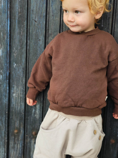 Weicher Pulli aus GOTS-zertifizierter Bio-Baumwolle in Schoko von petit cochon, ideal für Kita, Spielplatz oder Zuhause.