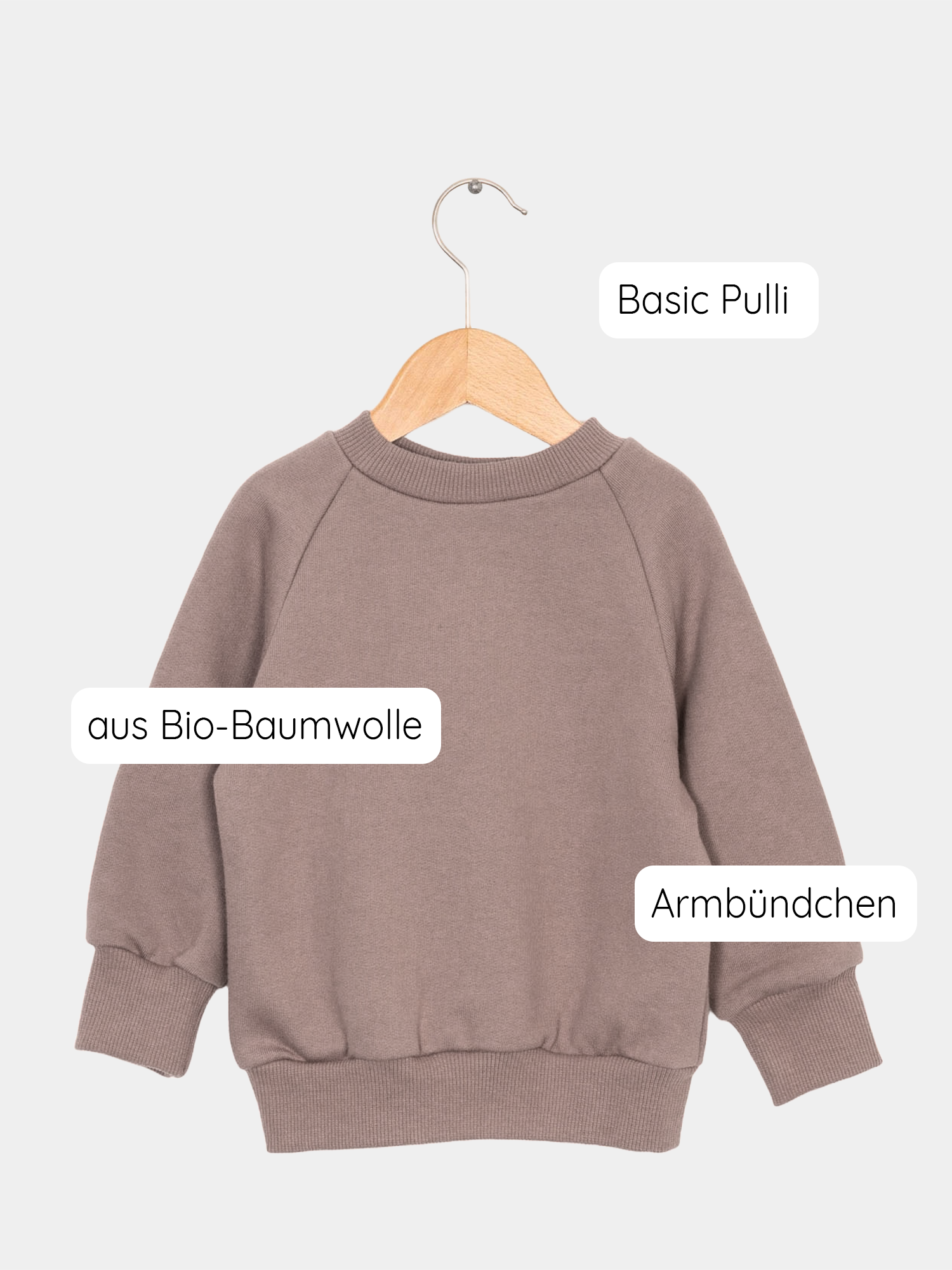 Pulli Bio-Sweat - Praline aus kuschelig weichem, GOTS-zertifiziertem Bio-Sweatstoff, auf einem Kleiderbügel präsentiert. Perfekt für den Alltag, geeignet als Oberteil zur Knickerbocker.