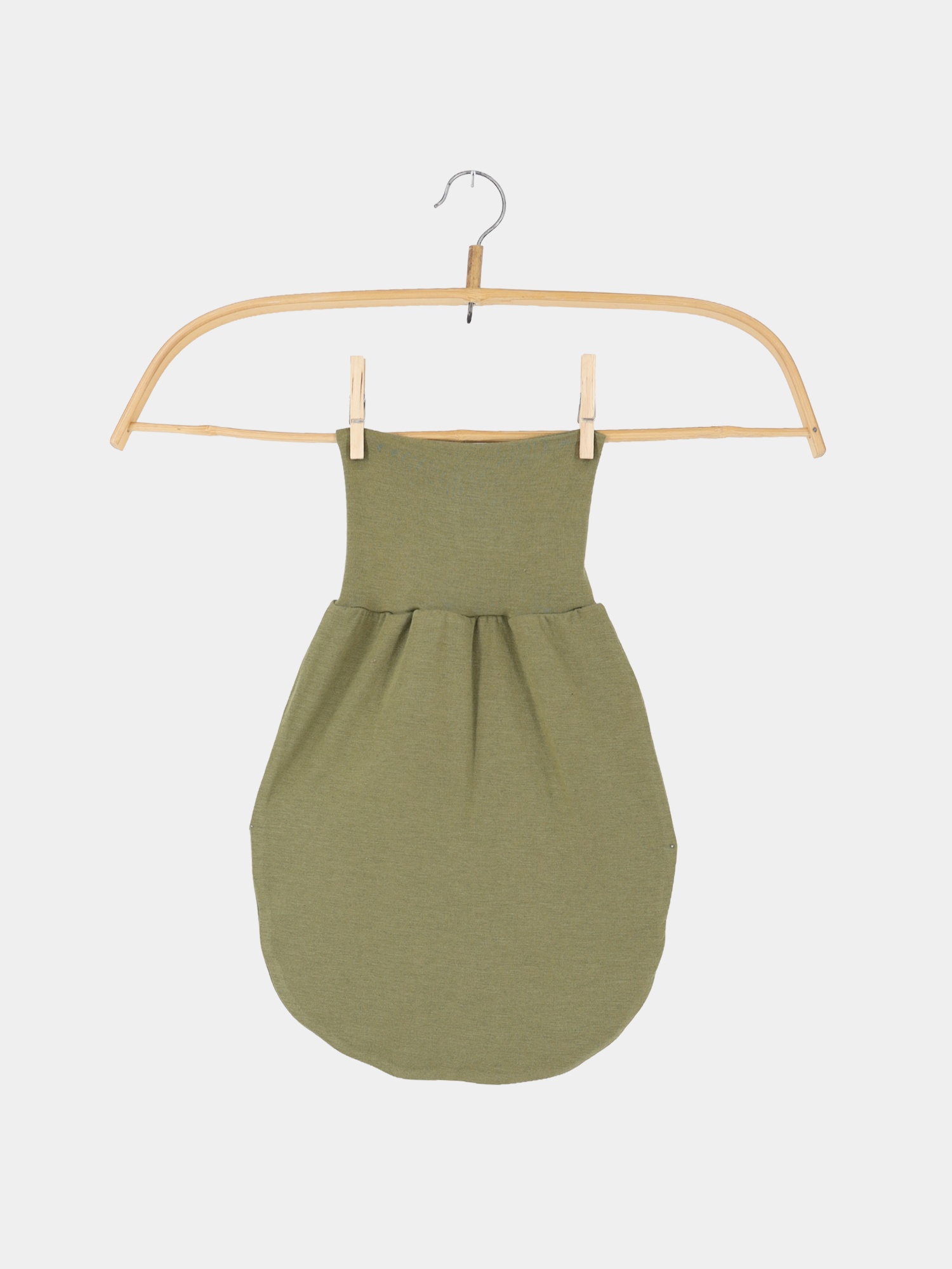 Baby Strampel- und Pucksack Kaschmir-Mix - Pistazie, auf einem Holzkleiderbügel aufgehängt. Stretchiger, rohrförmiger Oberteil weitet sich zu einem kokonartigen Beutel, ideal für Neugeborene.