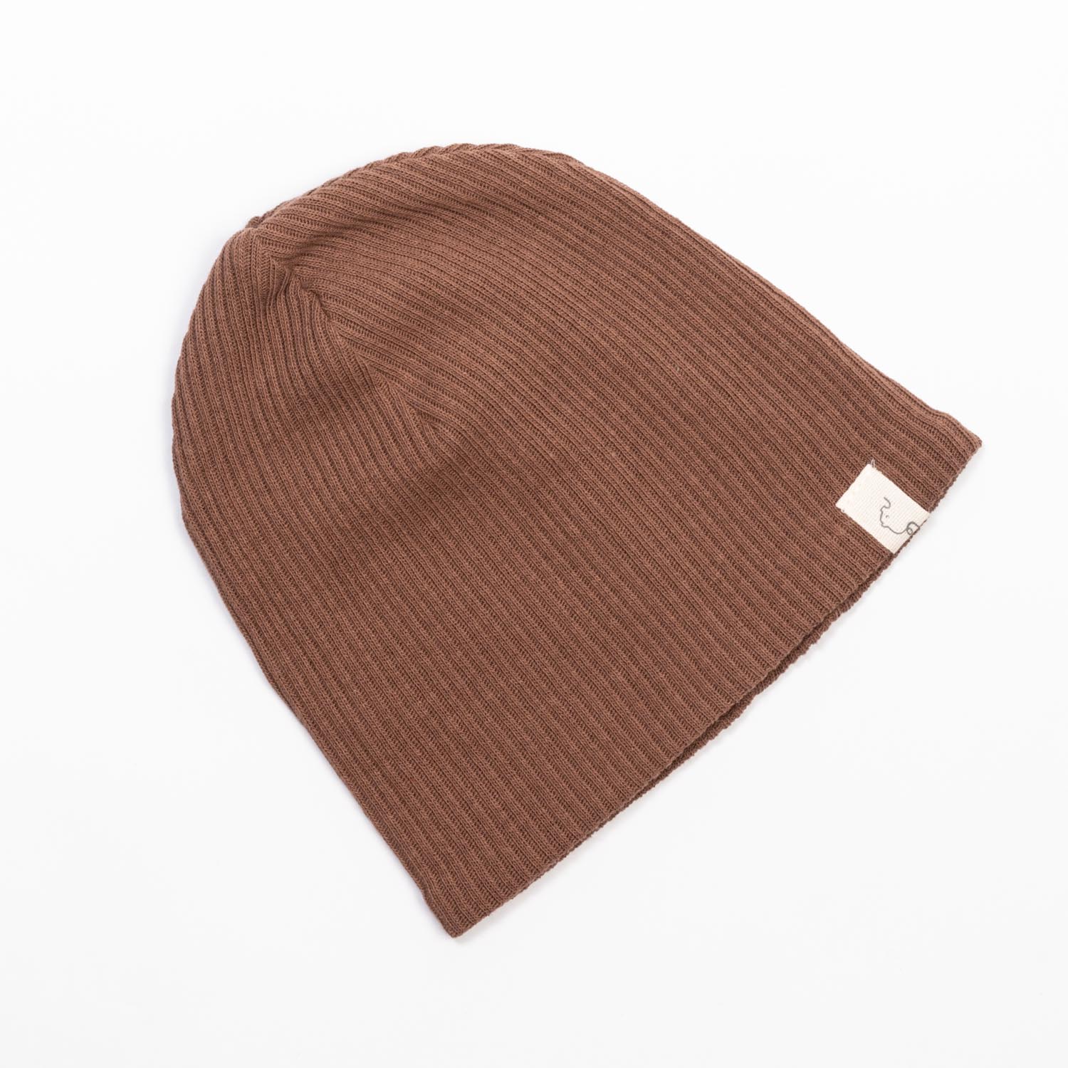 Beanie Rippstrick Nougat Gr. S mit einem weißen Label, das auf einem braunen Strickdesign platziert ist, in Nahaufnahme.