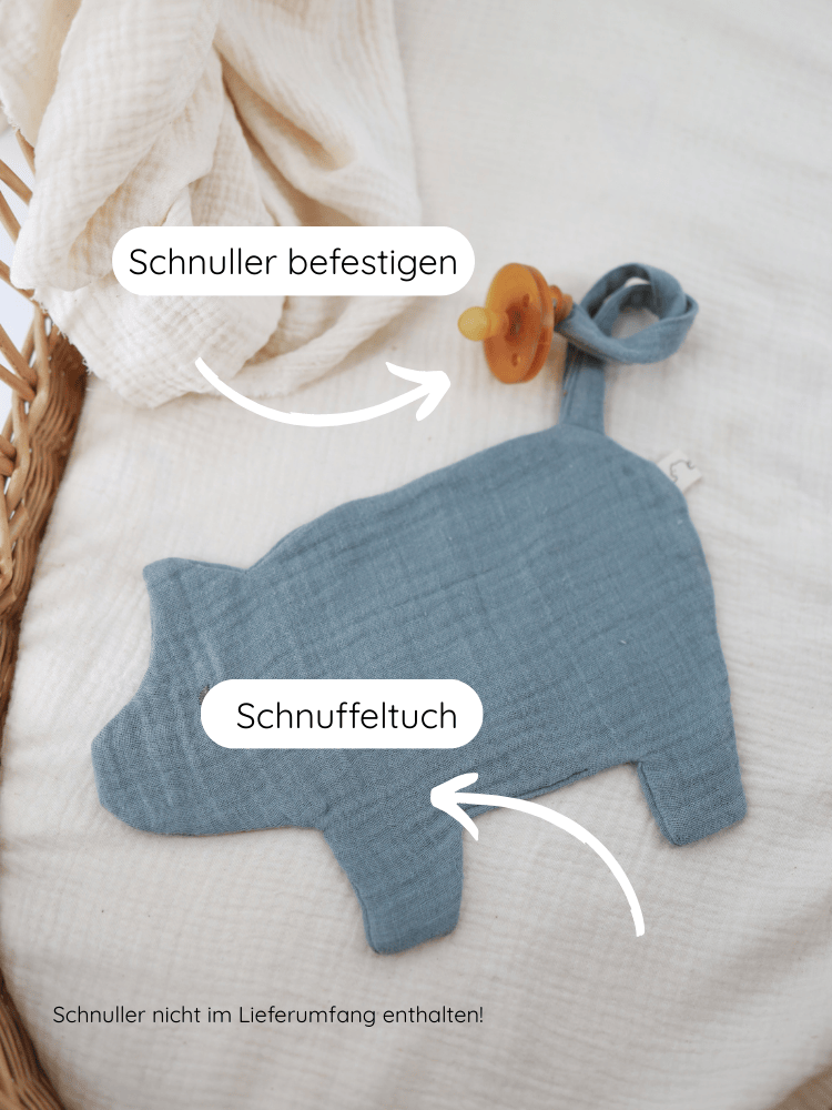 Das Schmusetuch/Schnullerband Schweinchen aus Baumwoll-Musselin in Eisblau zeigt ein Tierdesign mit einer Schlaufe zur Schnullerbefestigung. Hinweis: Schnuller nicht im Lieferumfang enthalten.