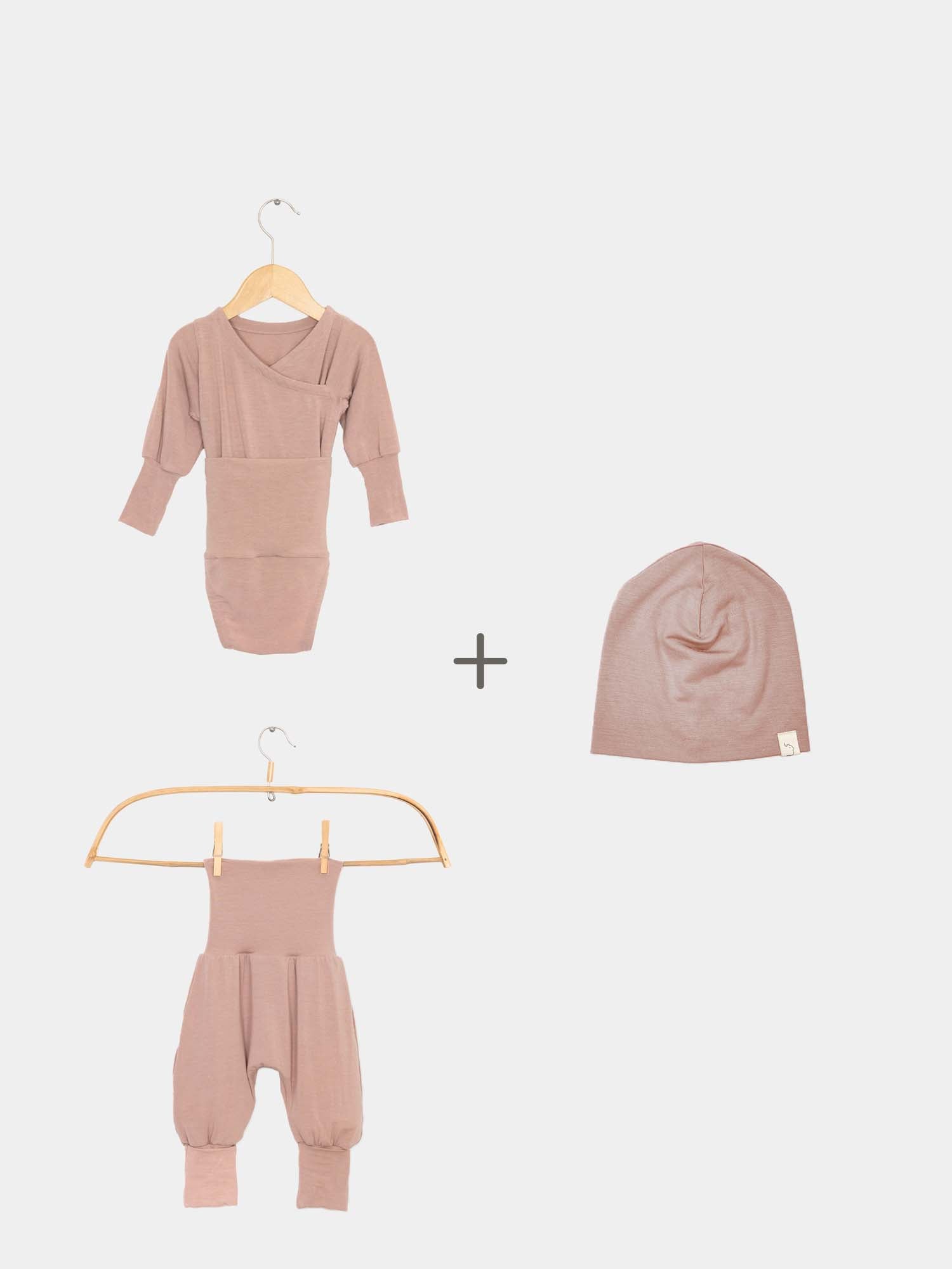 Loopbody Probierset Kaschmir-Mix - Puder: Collage zeigt mitwachsenden Baby Body, Babyknicker und Beanie, ideal für Babys, weich und bequem. Perfekte Erstausstattung Baby 