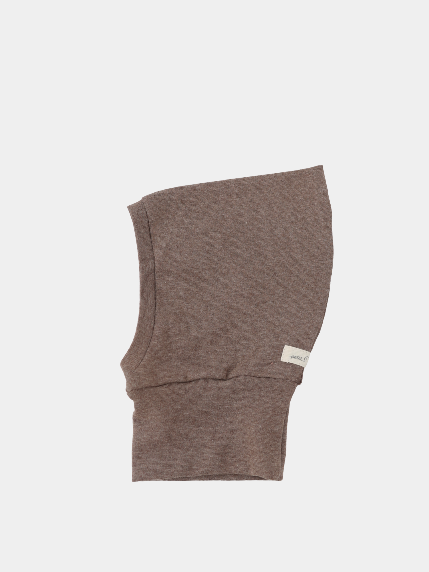 Schlupfmütze Feinstrick - Praline Meliert: Braune, weiche Kapuze in feinem Jersey-Strick, flach liegend mit kleinem Etikett unten. Ideal für Kinder, bietet sie bequemen, elastischen Sitz für Übergangszeiten.