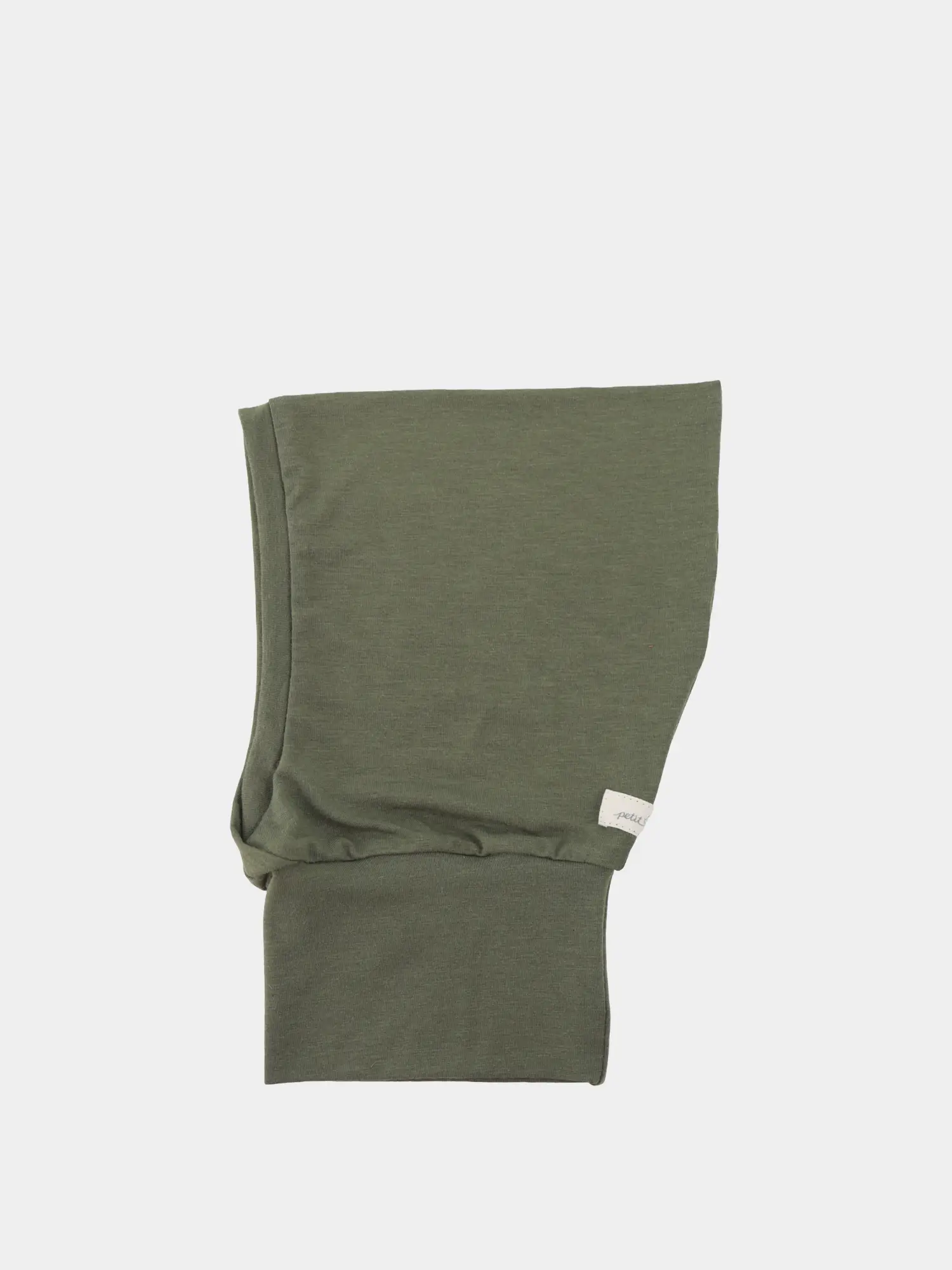 Schlupfmütze Kaschmir-Mix - Avocado: Ein einzelner, olivgrüner, jersey-gestrickter Ärmel mit umgeschlagenem Saum, geripptem Bündchen und kleinem gewebtem Etikett an der Seitennaht, flach auf weißem Hintergrund liegend.