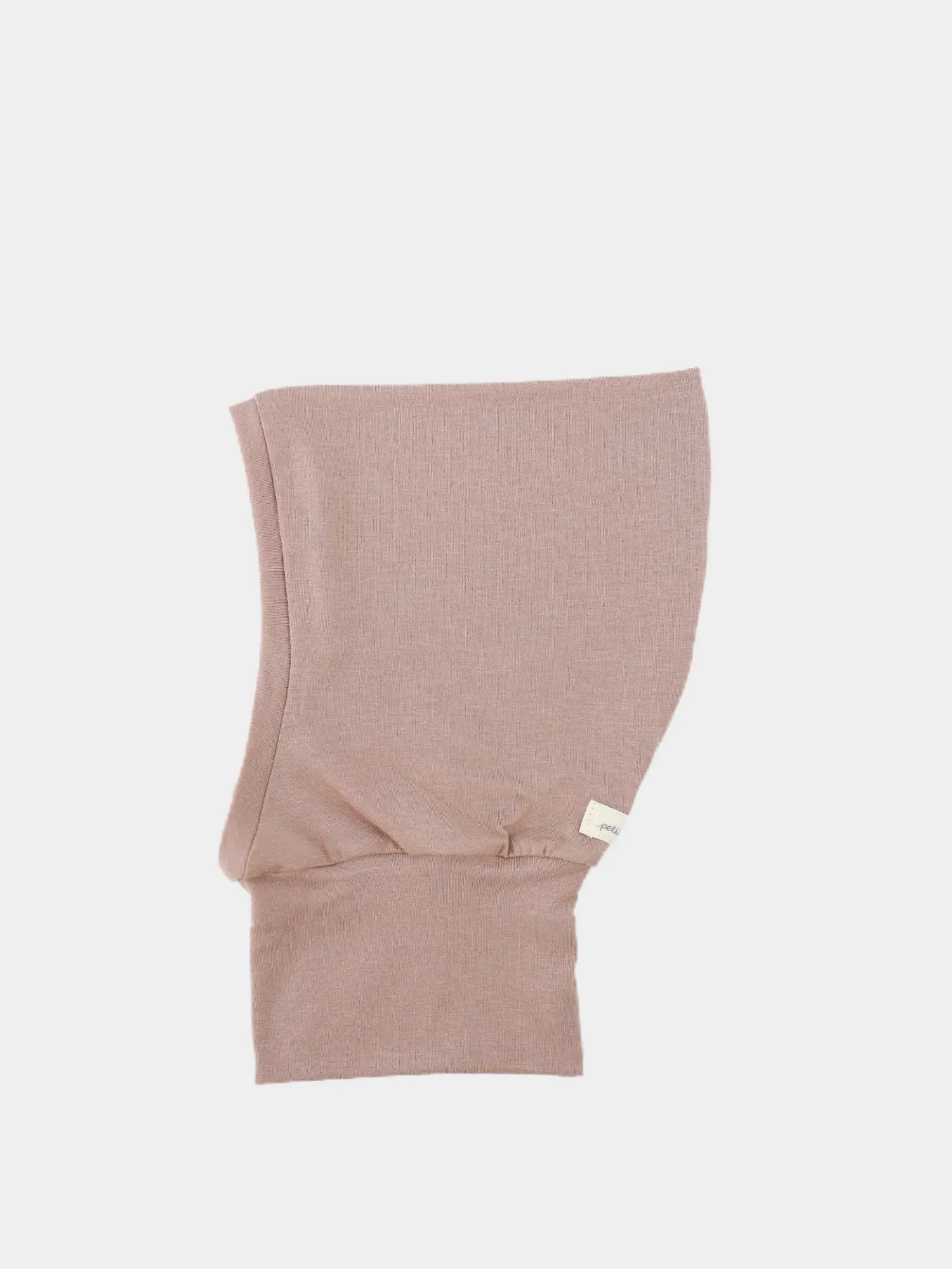 Schlupfmütze Kaschmir-Mix - Puder: Fein gestrickte, babygroße Kapuze in zartem Design mit weichem Umschlag am Rand und kleinem Webetikett, ideal für kalte Tage, auf weißem Hintergrund präsentiert.
