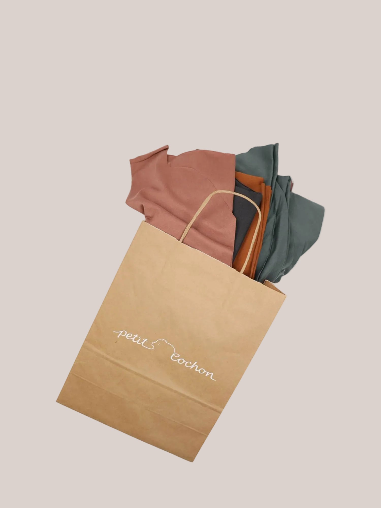 Retales de tela de colores en la bolsa sorpresa de petit cochon, ideales para remendar y dar rienda suelta a la creatividad.