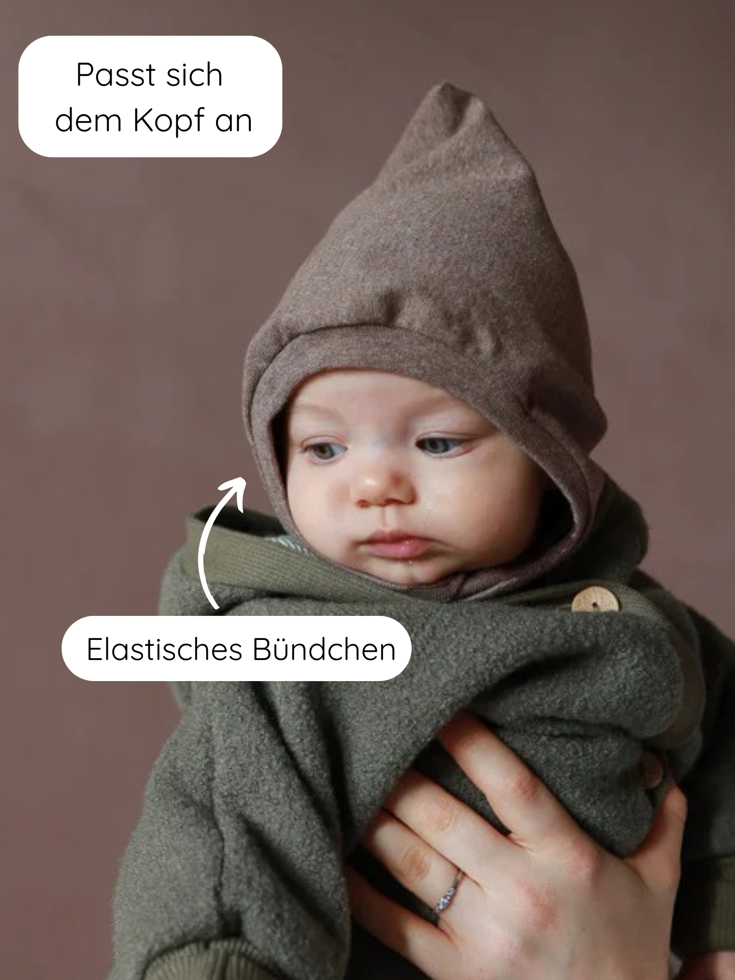 Ein Baby trägt die Schlupfmütze Feinstrick-Jersey in Praline Meliert, mit anpassungsfähigem Kopfteil und elastischem Bündchen, das sanft am Kopf sitzt.