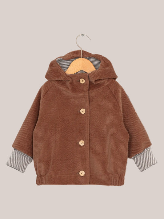 Wichteljacke Breitcord - Rost: Nahaufnahme eines braunen Breitcordärmels, gestreifte Kapuze. Weiche, robuste Jacke mit mitwachsenden Ärmeln, ideal für Kinder, mit großer Tasche für Schätze.