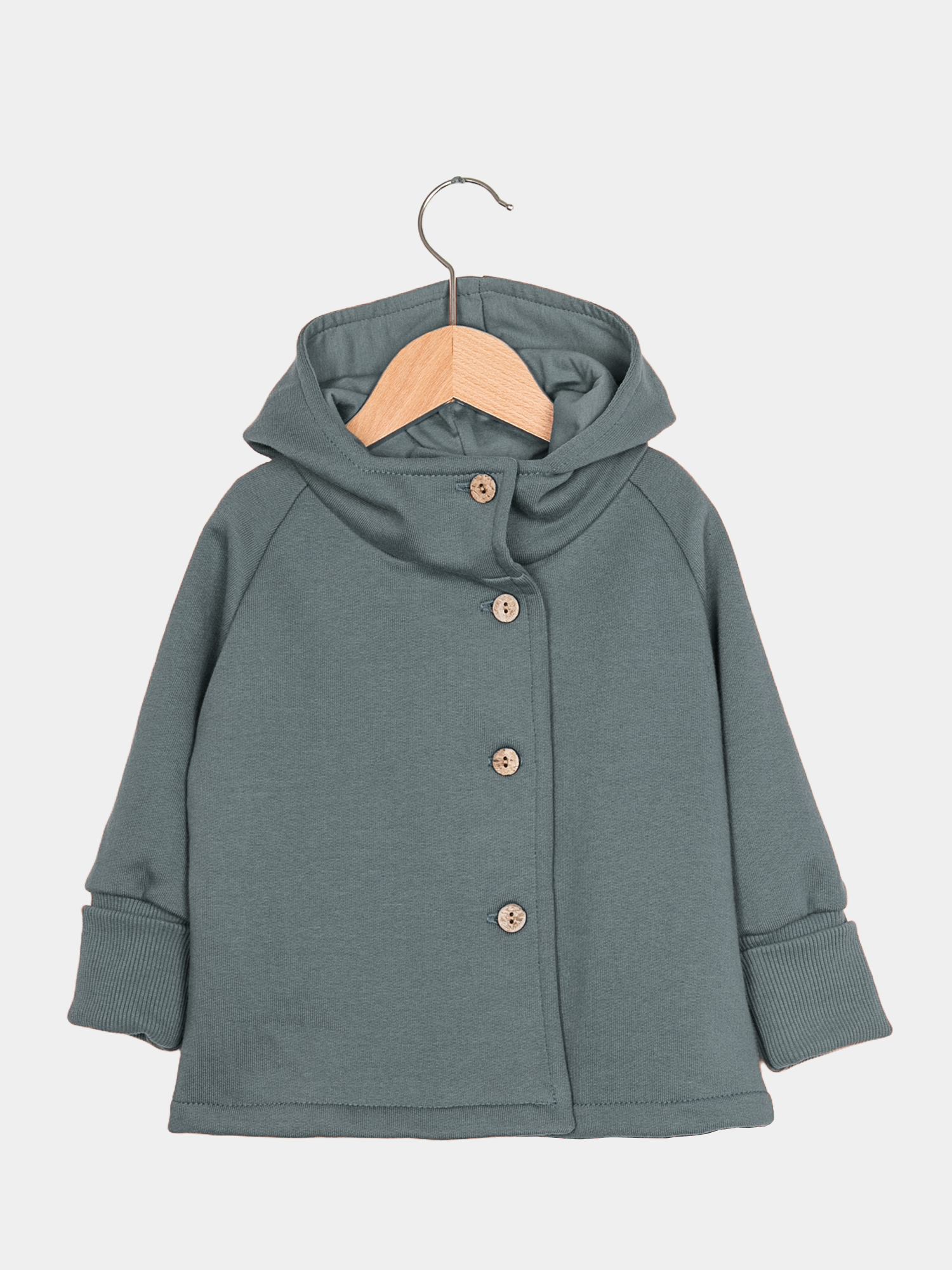 Wichteljacke Bio-Sweat - Taube: Graue Kapuzenjacke aus 100% Bio-Baumwolle, mit Knöpfen und Mitwachsbündchen, präsentiert auf einem Kleiderbügel.