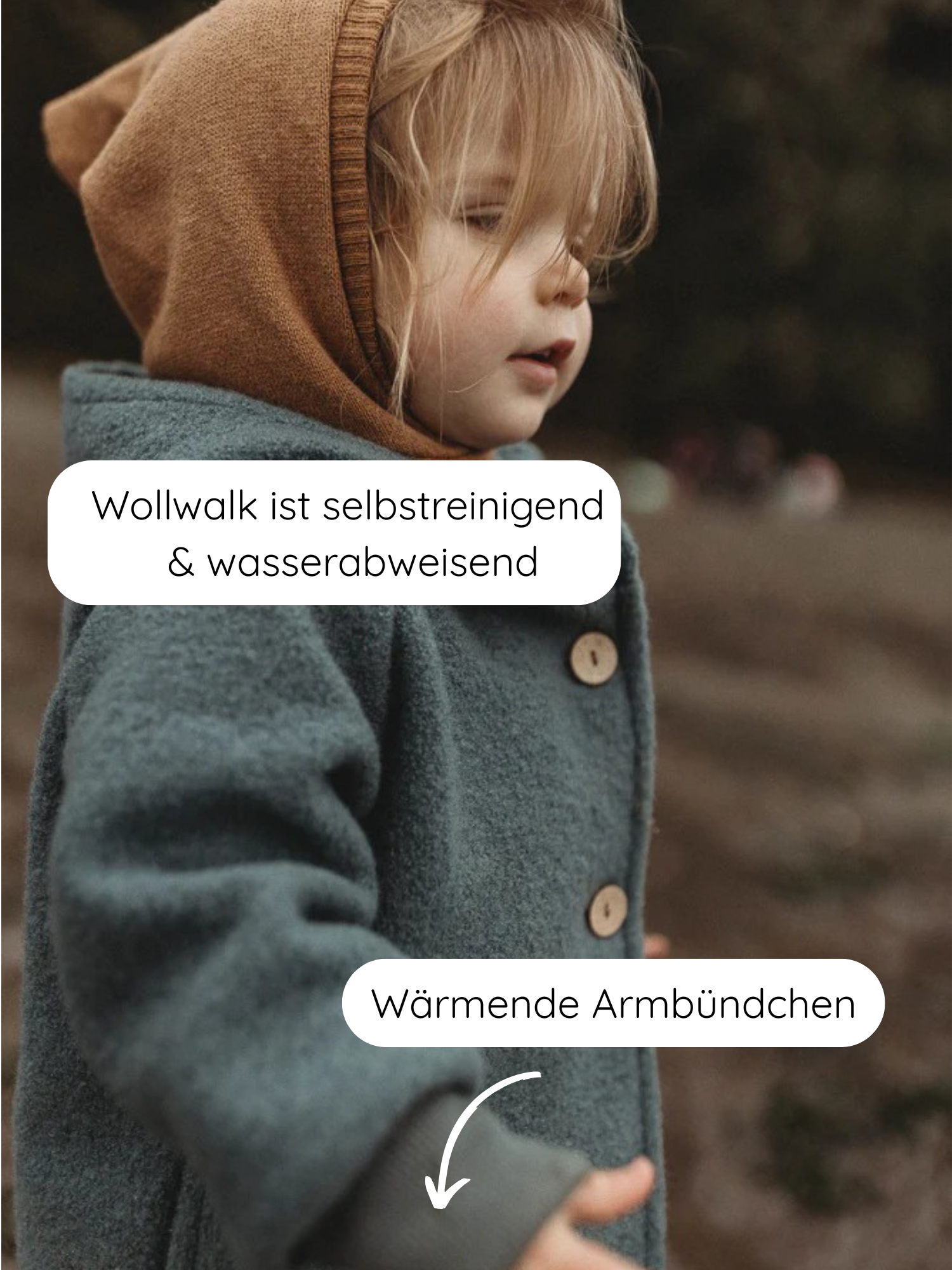 Ein Kind im Profil trägt die Wichteljacke Wollwalk - Taube mit rustbrauner Kapuze. Der Wollwalk ist selbstreinigend, wasserabweisend und hat wärmende Armbündchen. Ideal für kühle Tage.