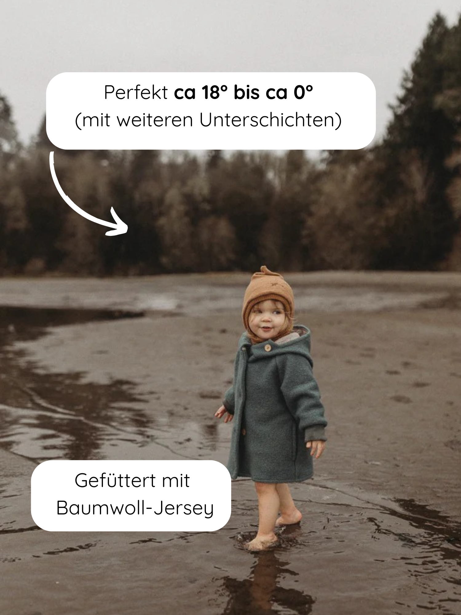 Kleinkind steht barfuß im flachen Wasser, trägt eine Wichteljacke Wollwalk - Taube und eine Strickmütze. Die Jacke aus Wollwalk, gefüttert mit Bio-Baumwoll-Jersey, eignet sich für kühle Temperaturen.