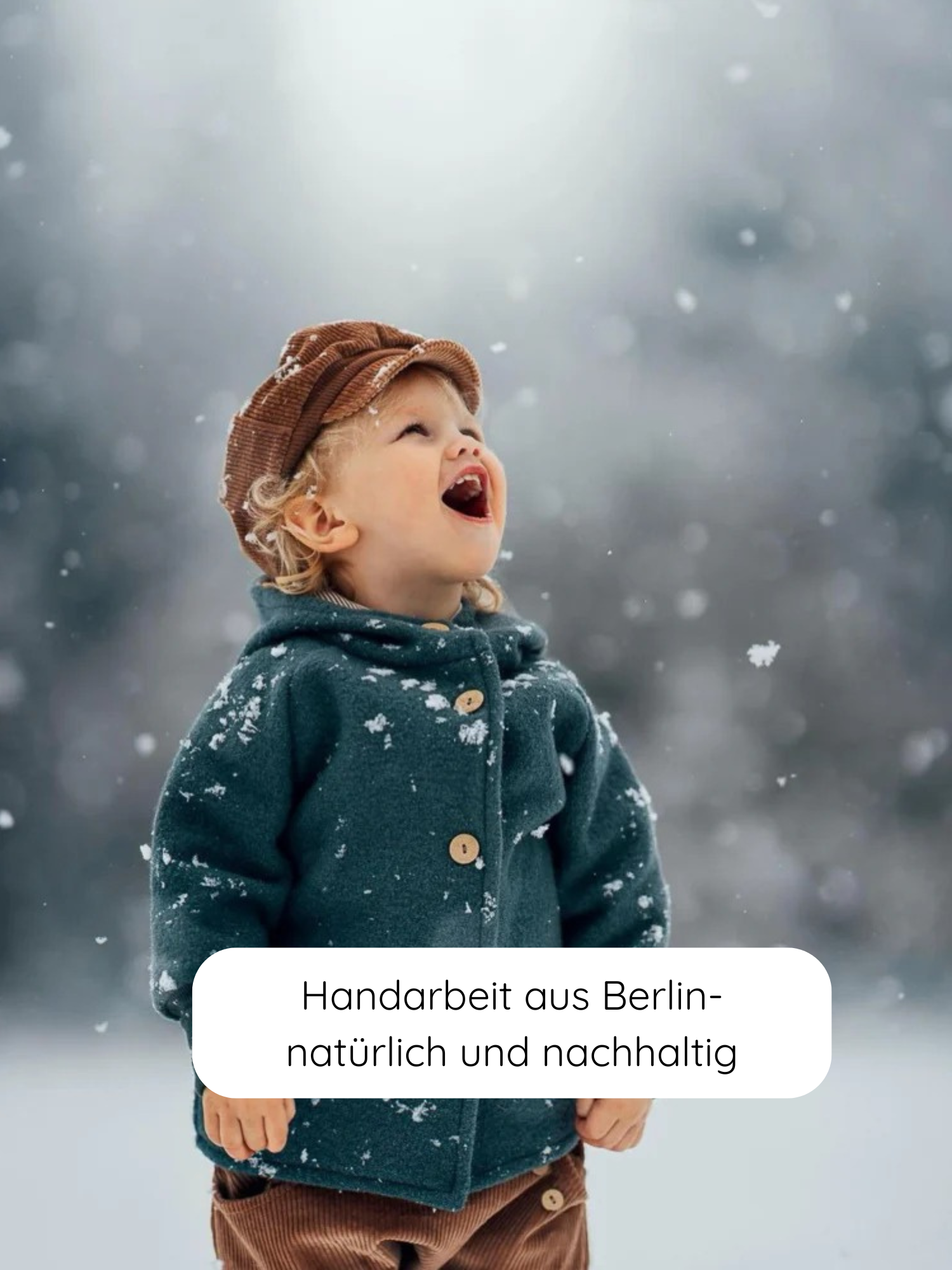 Kleinkind in Wollwalk-Jacke Taube von PETIT COCHON, warm eingepackt in Schnee, trägt eine Wollwalk-Jacke mit Bio-Jersey-Futter, ideal für Herbst und Winter, Handarbeit aus Berlin, natürlich und nachhaltig.