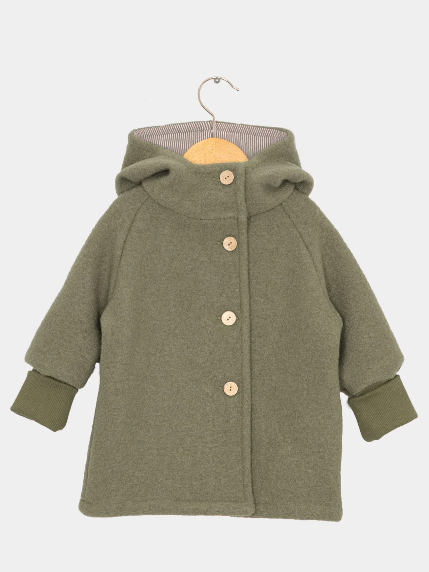 Wichteljacke Wollwalk - Pistazie: Kinder-Olivgrüner Wollmantel mit Kapuze samt Stoffohren, Holzknöpfen, gestreiftem Futter und krempelbaren Bündchen, ideal für Herbst bis Frühling, handgefertigt in Berlin.