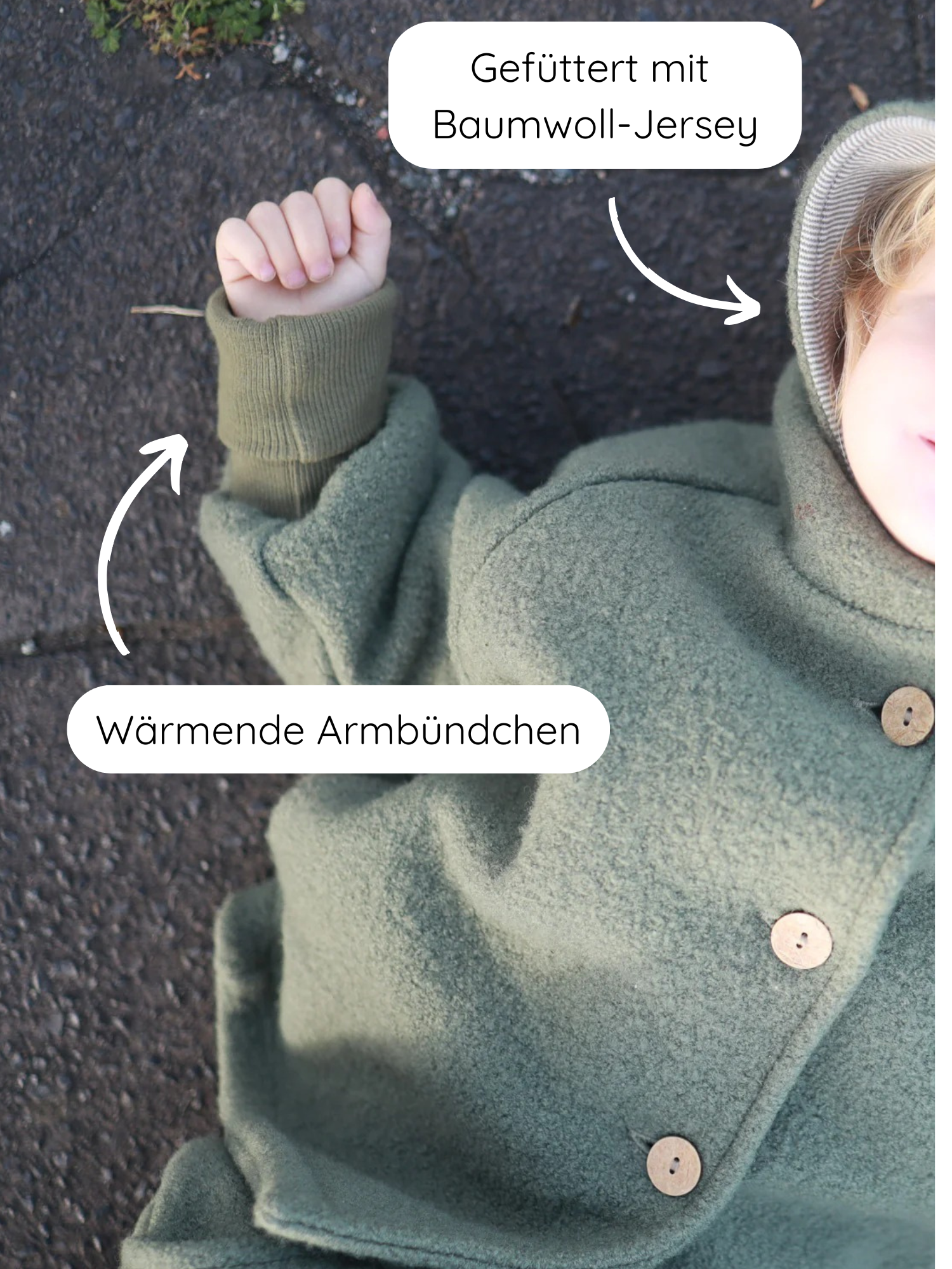 Junges Kind trägt die Wichteljacke Wollwalk - Pistazie mit Kapuze, Holzknöpfen, gefüttert mit Bio-Baumwolljersey. Die Jacke hat wärmende Armbündchen, ideal für Herbst, Winter und Frühling.