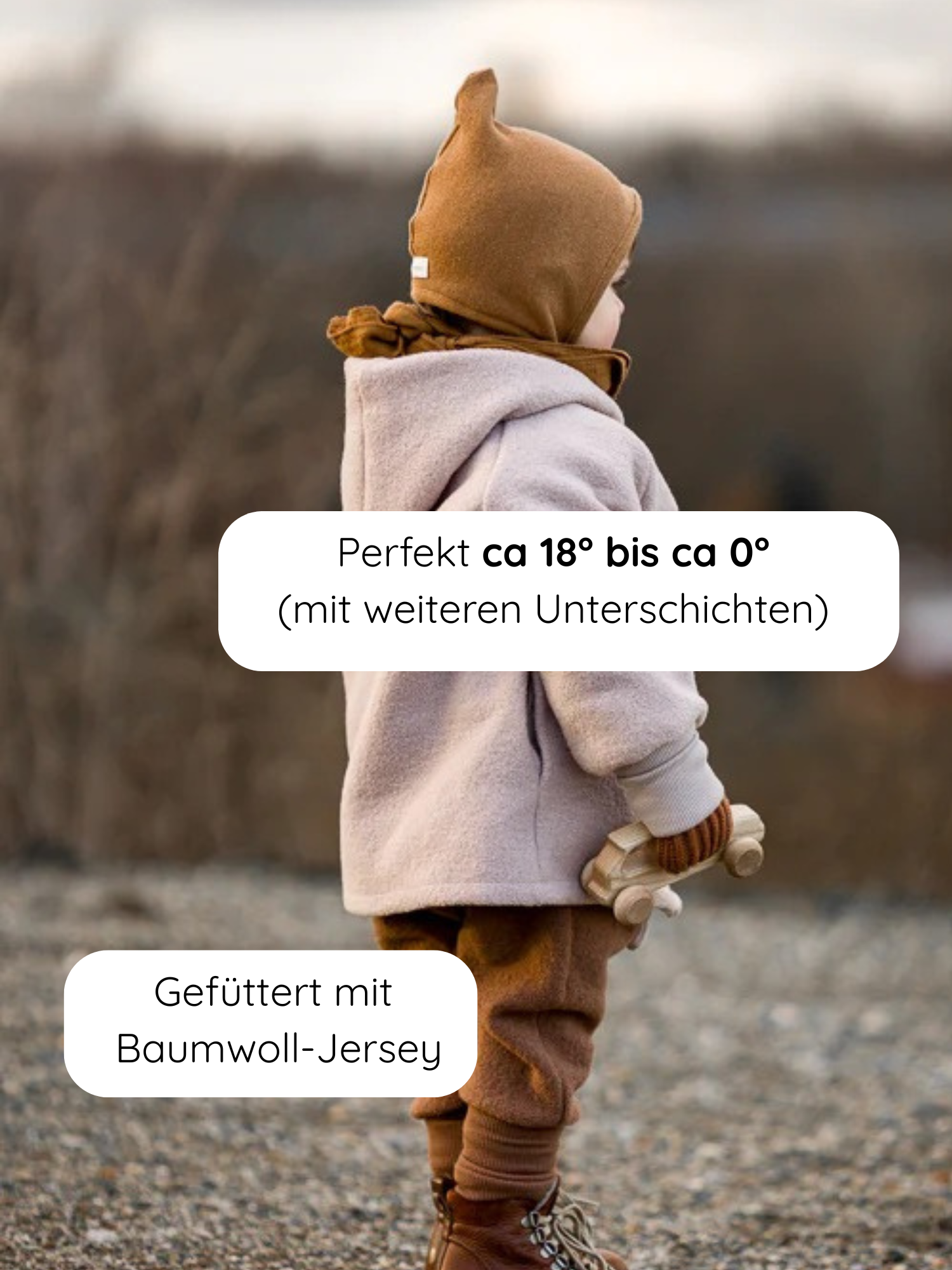 Ein Kind trägt die Wichteljacke Wollwalk - Sand, eine beige, warme Kapuzenjacke mit Bio-Jersey-Futter, kombiniert mit passender Mütze und Handschuhen, ideal für kühle Temperaturen.