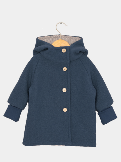 Wichteljacke Wollwalk - Marine: Navy- Wollwalk Jacke für Kinder mit Kapuze, A-Linien-Schnitt, vier runden Holzknöpfen, gerippten Bündchen, gestreiftem Innenfutter. Hängend an Holzkleiderbügel, ideal für kühle Jahreszeiten. Übergangsjacke für Kinder