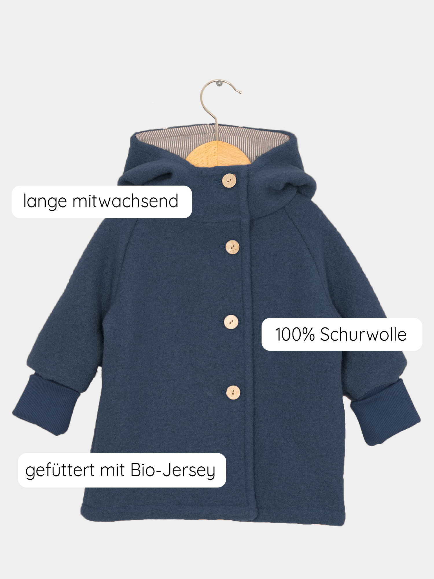 Wichteljacke Wollwalk - Marine: Kinderjacke aus tiefem Navy-Wollwalk mit Kapuze, Holzknöpfen und krempelbaren Bündchen. Gefüttert mit Bio-Jersey, mitwachsend, ideal für Herbst, Winter, Frühling. Handgemacht in Berlin.