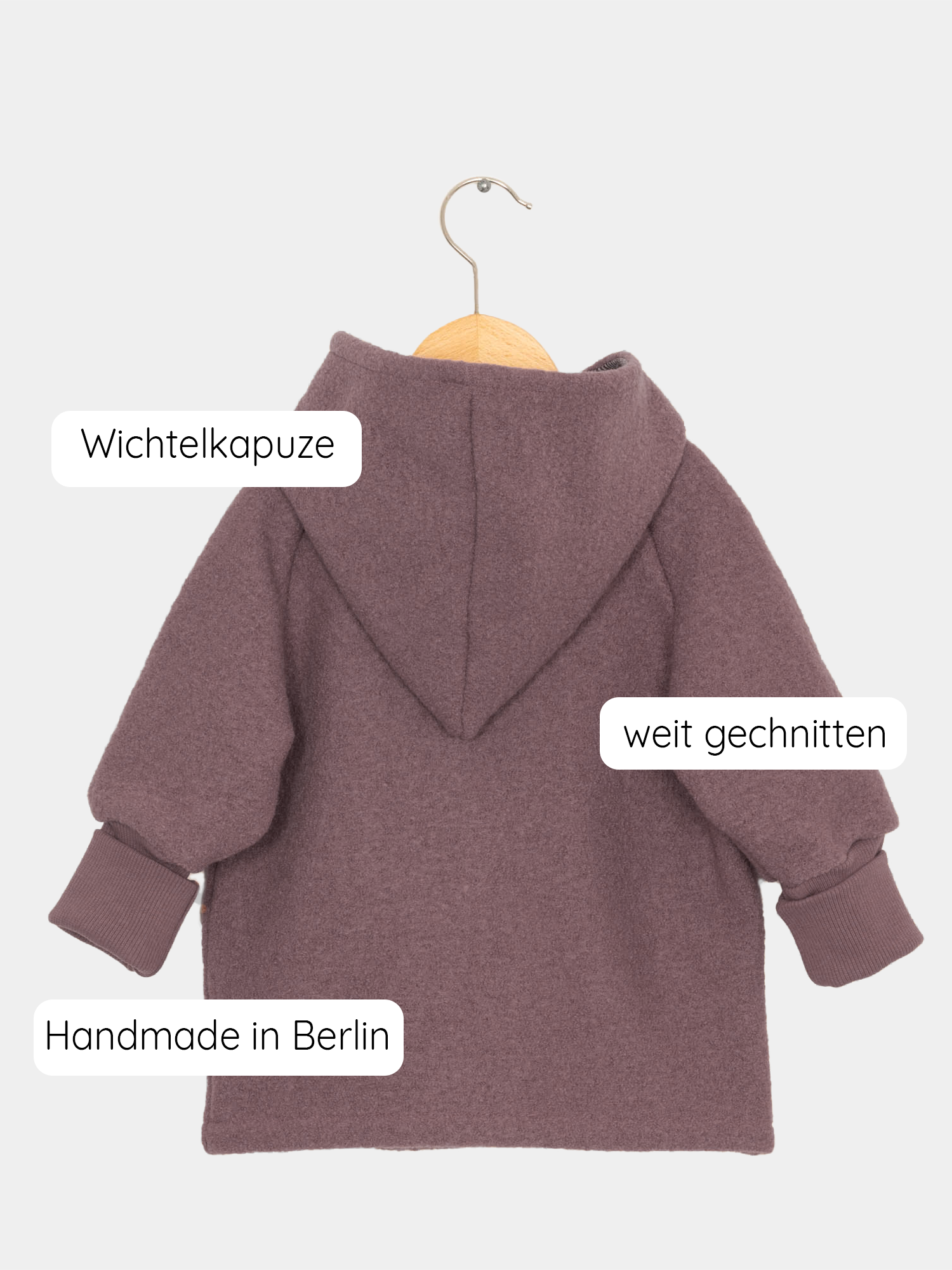 Wichteljacke Wollwalk - Malve ab Gr 10/11Y: Kinderjacke aus Wollwalk mit Bio-Jersey-Futter, unisex, mit krempelbaren Bündchen und mitwachsendem Schnitt, präsentiert auf einem Bügel. Ideal für Herbst, Frühling und Winter. Wollwalk Jacke für Kinder