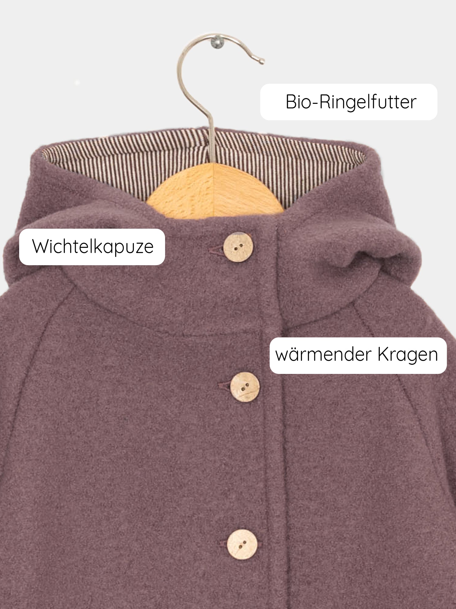 Wichteljacke Wollwalk - Malve ab Gr 10/11Y auf einem Kleiderbügel mit sichtbaren Knöpfen, gefertigt aus Wollwalk, gefüttert mit Bio-Baumwoll-Jersey, ideal für Herbst, Frühling und Winter. Wollwalk Jacke für Kinder