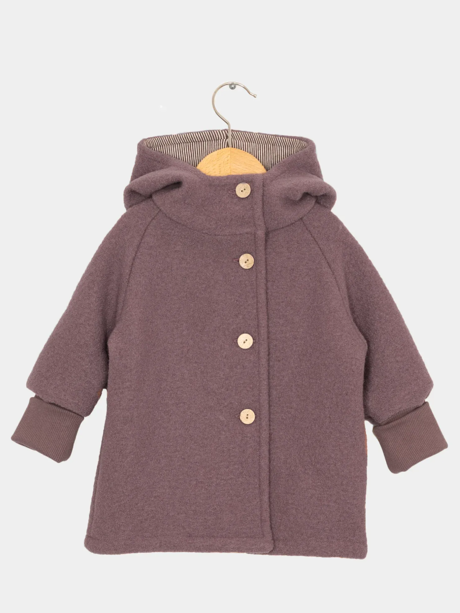 Kleine Wichteljacke Wollwalk - Malve: Kinderjacke mit spitzem Kapuzen, langen Ärmeln, Holzknöpfen und gerippten Bündchen, aus weichem Wollstoff, ideal für Herbst, Winter und Frühling.
