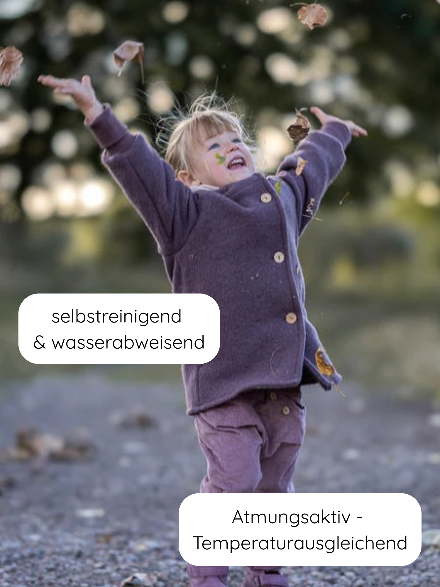 Ein Kleinkind wirft im Freien Laub, gekleidet in eine Wichteljacke Wollwalk - Malve. Die Jacke ist selbstreinigend, wasserabweisend, atmungsaktiv und temperaturausgleichend, ideal für Herbst, Winter und Frühling.
