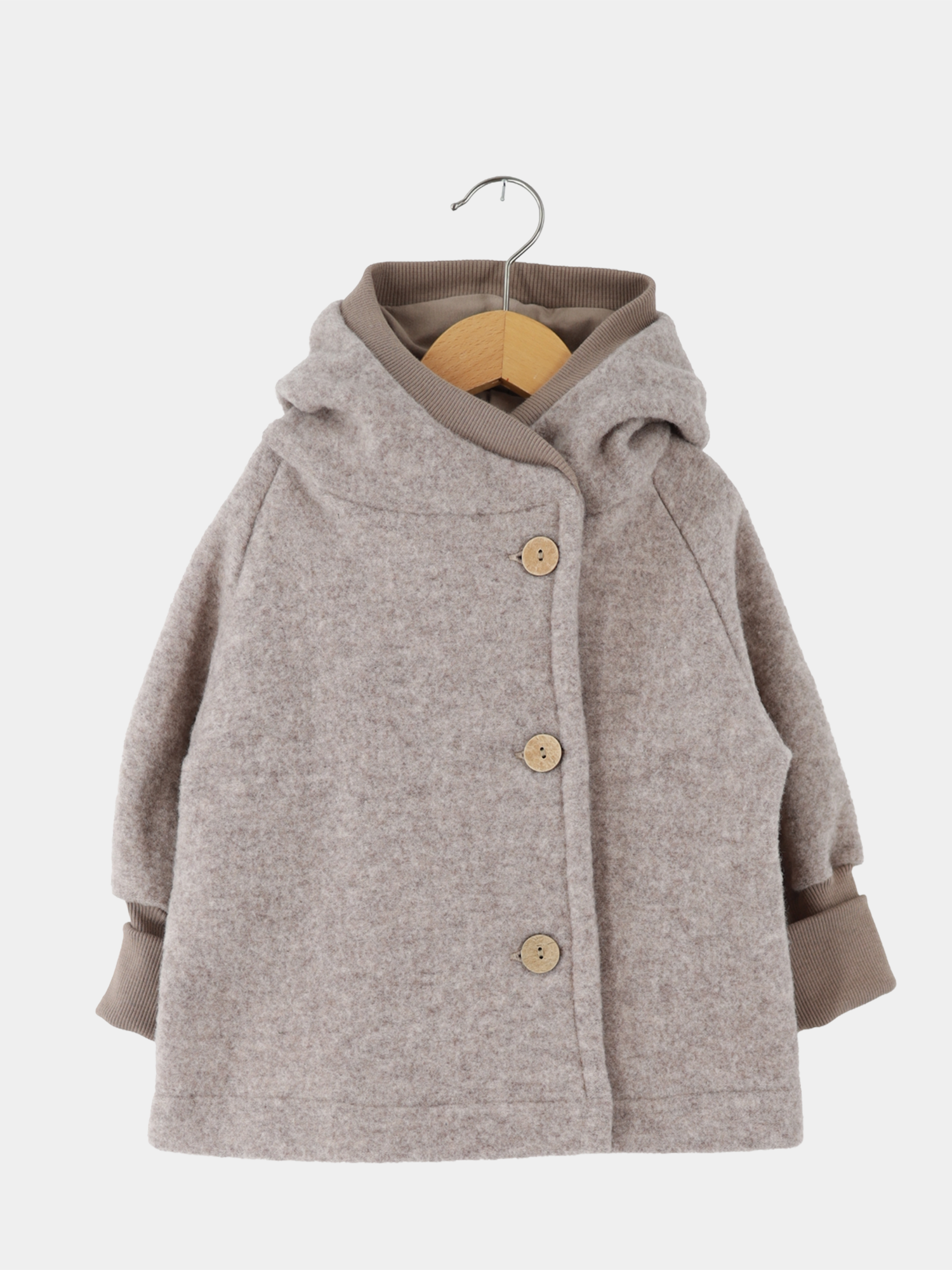 Wichteljacke Merino Wollfleece - Hafer: Kinder Kapuzenjacke aus weichem Merino-Wollfleece mit off-center Knopfleiste, drei Holzknöpfen, langen Ärmeln und gerippten Bündchen, ideal für Übergangszeiten.