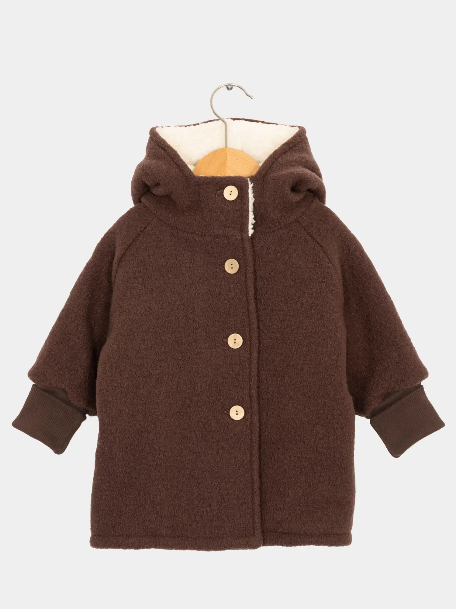 Teddy-Wichteljacke Wollwalk - Schoko: Kuschelige, braune Jacke aus Wollwalk mit spitzer Kapuze, hellen Holzknöpfen und cremefarbenem Sherpa-Futter. Handgefertigt, ideal für kalte Tage, hält warm und ist wetterfest.