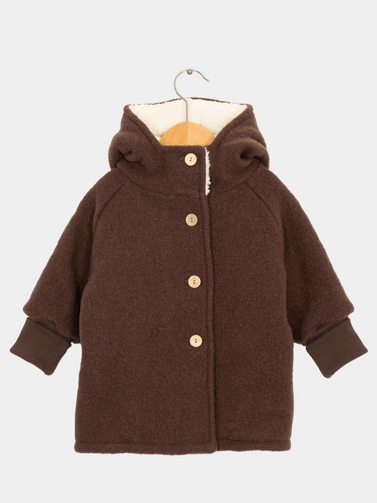 Teddy-Wichteljacke Wollwalk - Schoko: Kuschelige, braune Jacke aus Wollwalk mit spitzer Kapuze, hellen Holzknöpfen und cremefarbenem Sherpa-Futter. Handgefertigt, ideal für kalte Tage, hält warm und ist wetterfest.