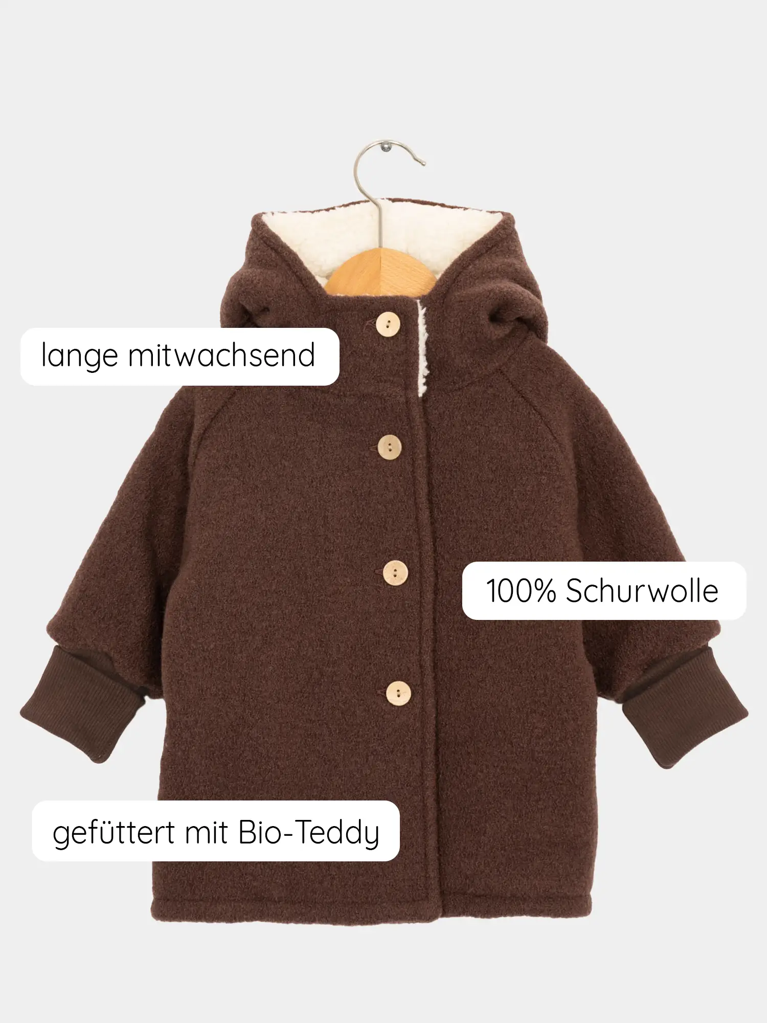 Teddy-Wichteljacke Wollwalk - Schoko zeigt eine warme Kinderjacke aus 100 % Schurwolle mit spitzer Kapuze, gefüttert mit Bio-Teddyfleece, Holzknöpfen und mitwachsenden Bündchen, ideal für kalte Tage.
