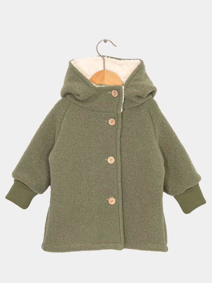 Teddy-Wichteljacke Wollwalk - Pistazie mit weißem Teddyfutter, grüner Strickmanschette, Knopf und Haken, ideal für kalte Wintertage und wächst mit dem Kind mit. Wollwalkjacke und Winterjacke für Kinder