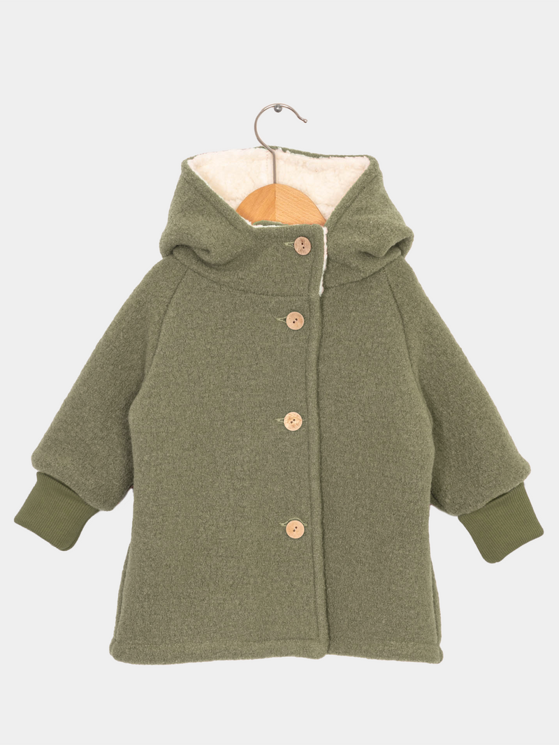Teddy-Wichteljacke Wollwalk - Pistazie mit weißem Teddyfutter, grüner Strickmanschette, Knopf und Haken, ideal für kalte Wintertage und wächst mit dem Kind mit. Wollwalkjacke und Winterjacke für Kinder