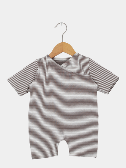 Wickel Overall Baumwolle - Ringel Praline: Kurzärmeliger Baby-Body mit schmalen grauen und weißen Streifen, aus weichem Baumwoll-Jersey, hängt an einem Holzkleiderbügel vor weißem Hintergrund.